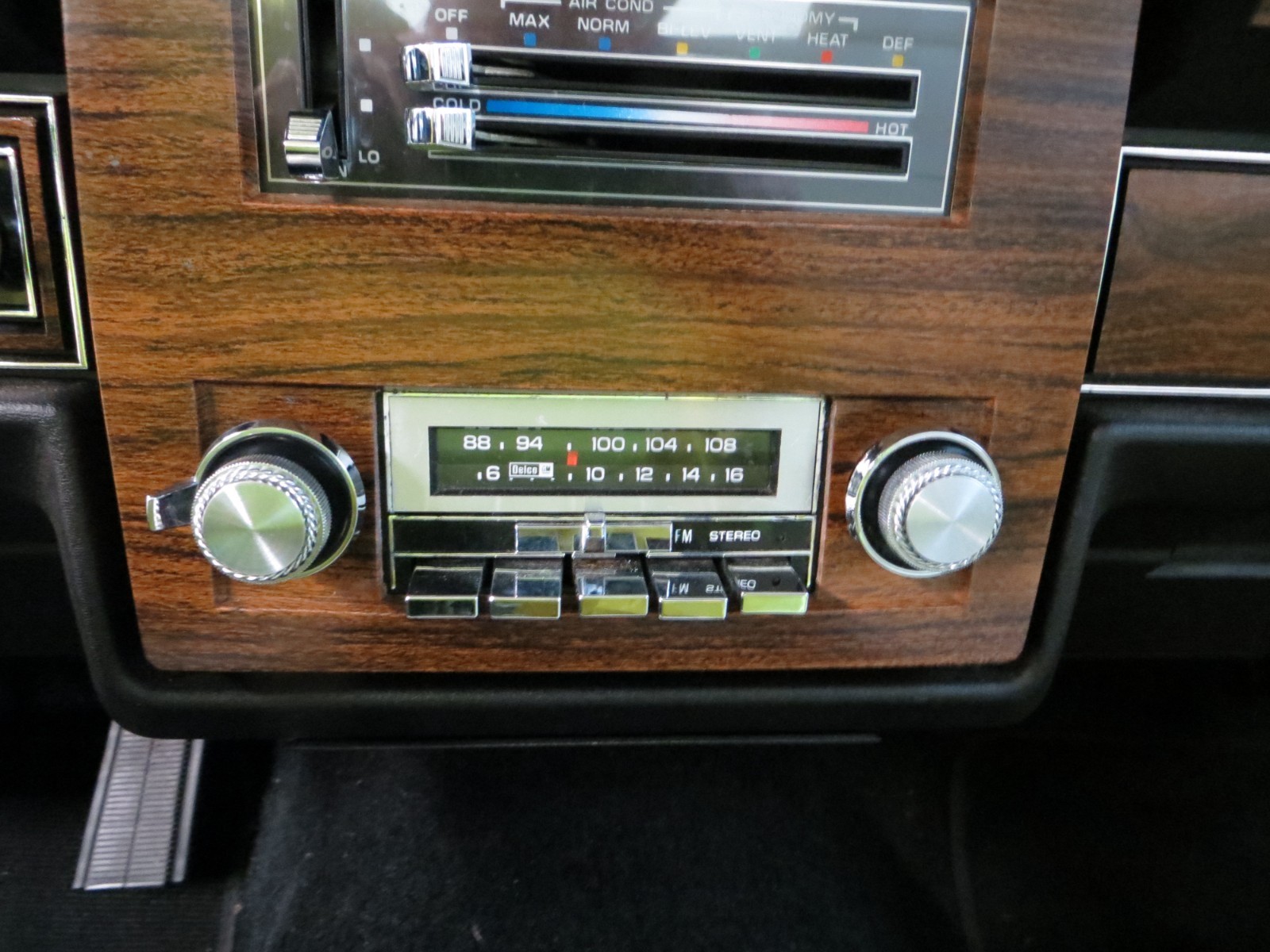 Delco AM FM car radio, WORKING
