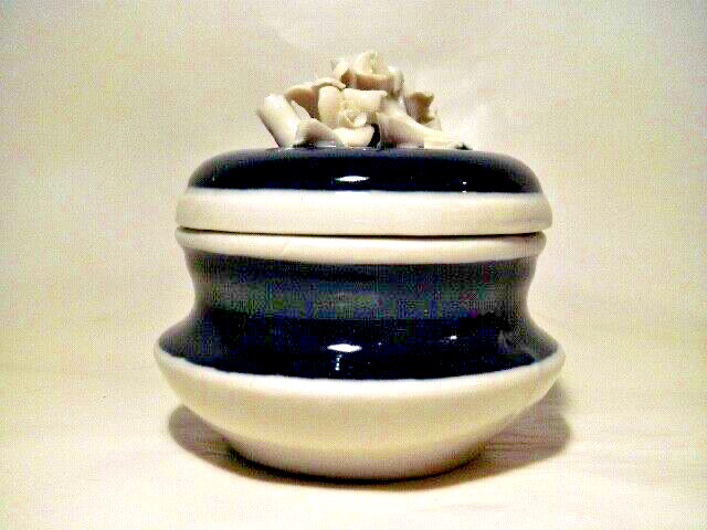 CAPODIMONTE TREASURE BOX, SMALL ROUND PORCELAIN COBALT MOLD SHAPELY, 1806 – 1834