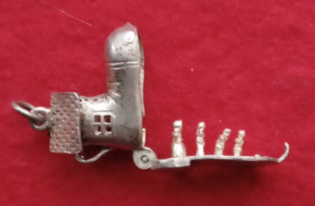 1960s-80s VINTAGE SILVER BRACELET SHOE HOUSE & FAMILY . CH3-10