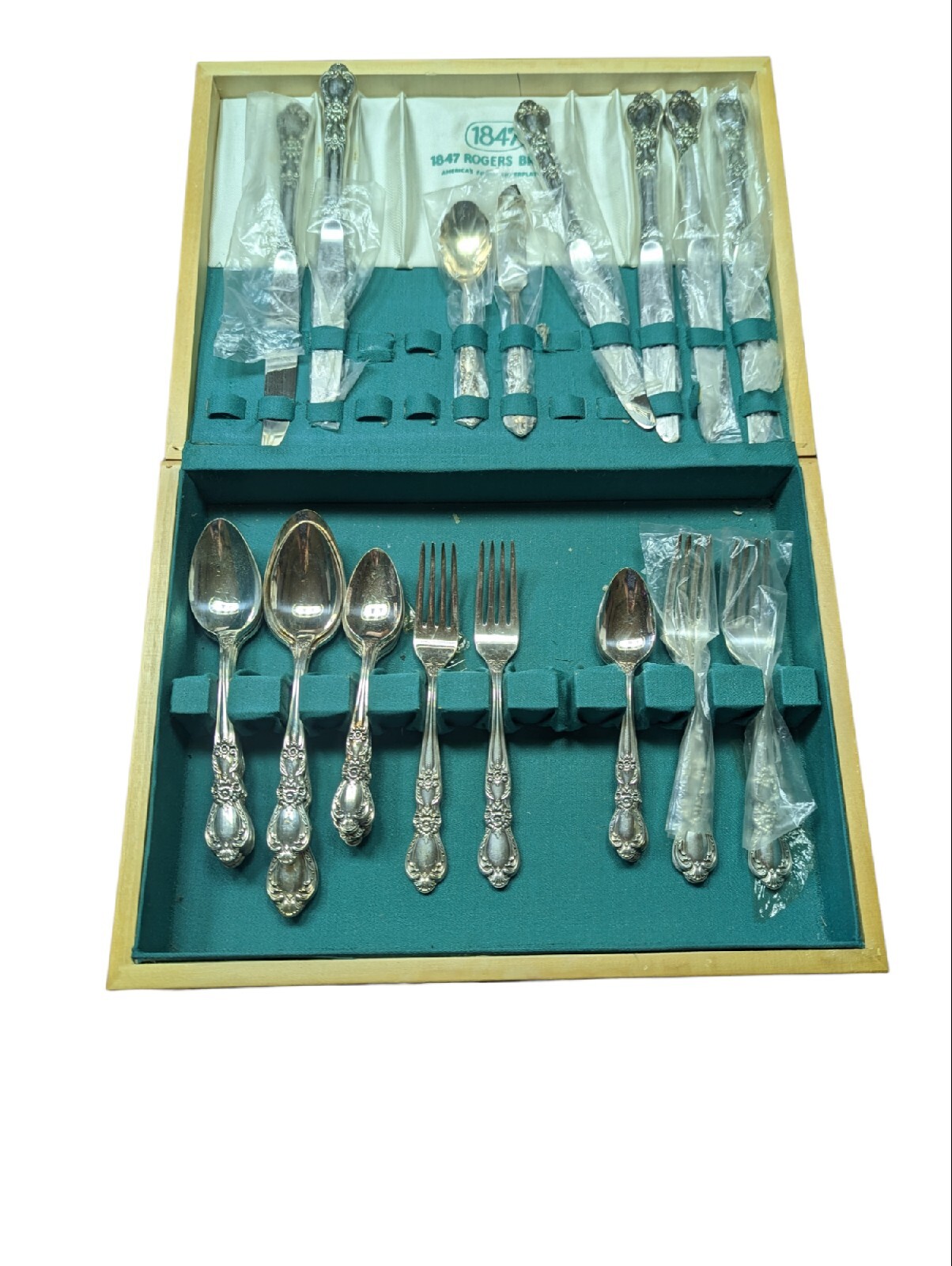 1847 Rogers Bros. IS International Silverware 34 Piece Set & Chest Flair Pattern