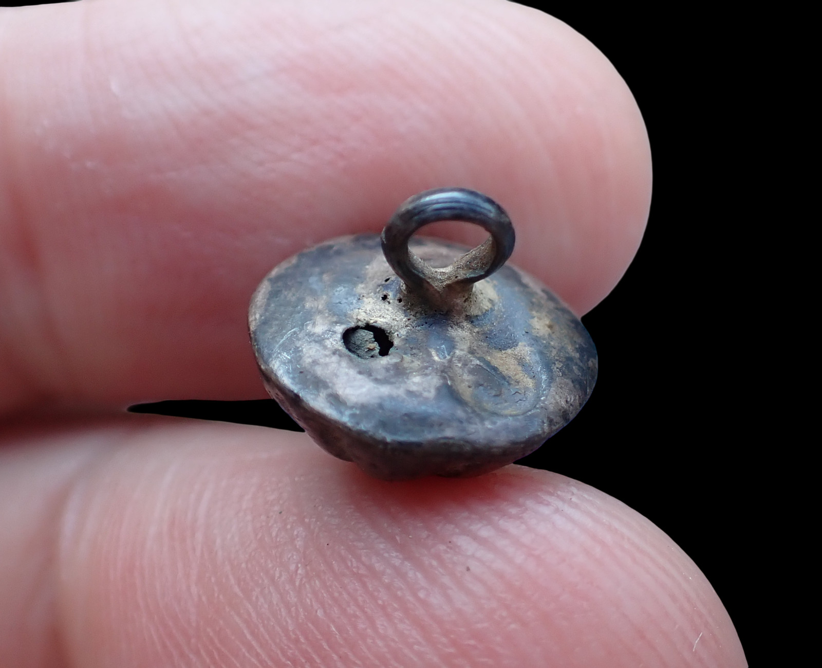 A beautiful and perfect Post Medieval silver button from the 17th. century.