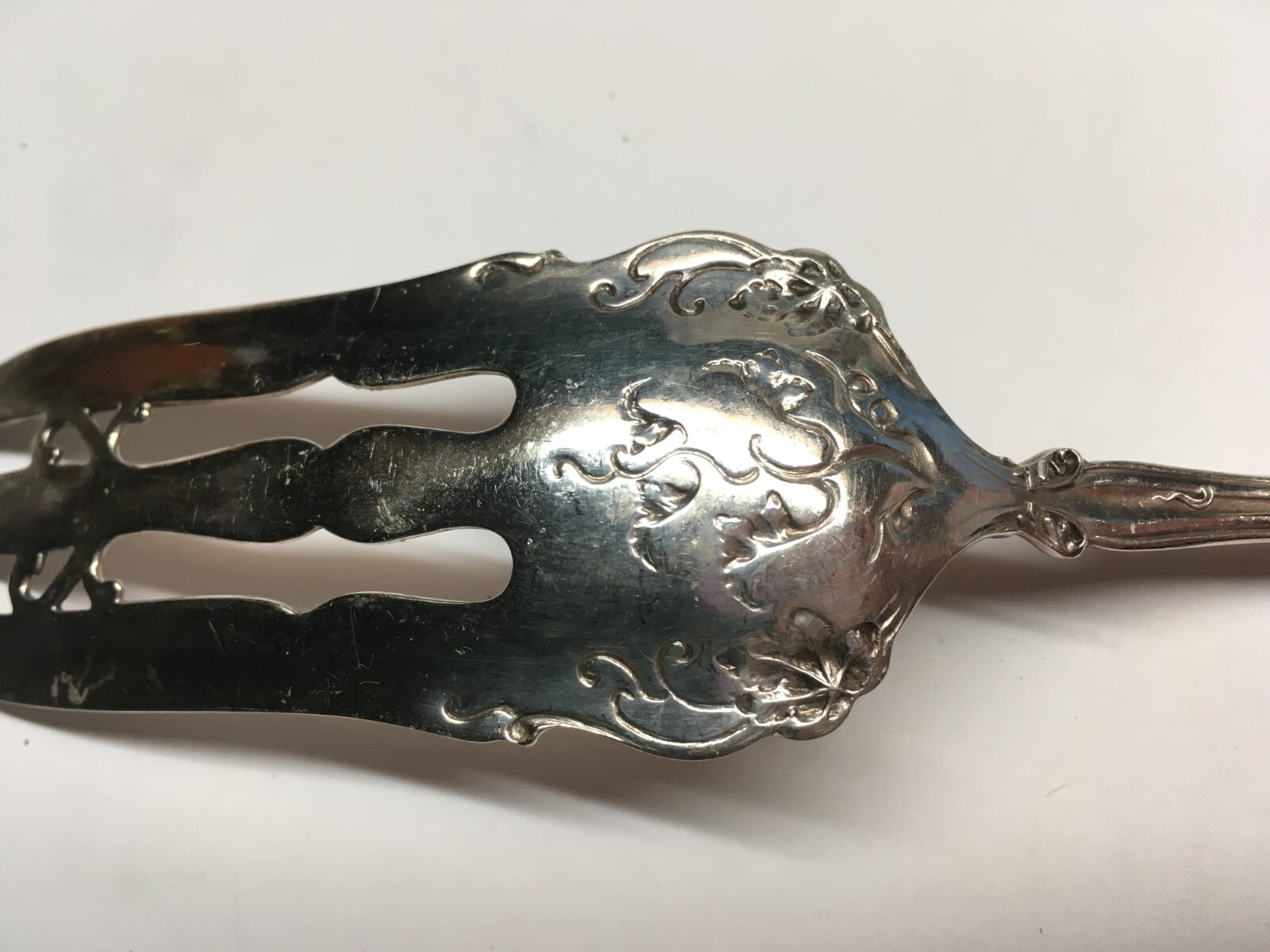 1847 Rogers Bros Silverplate Vintage Cake Serving Fork 7-3/8” Grapes No Monogram