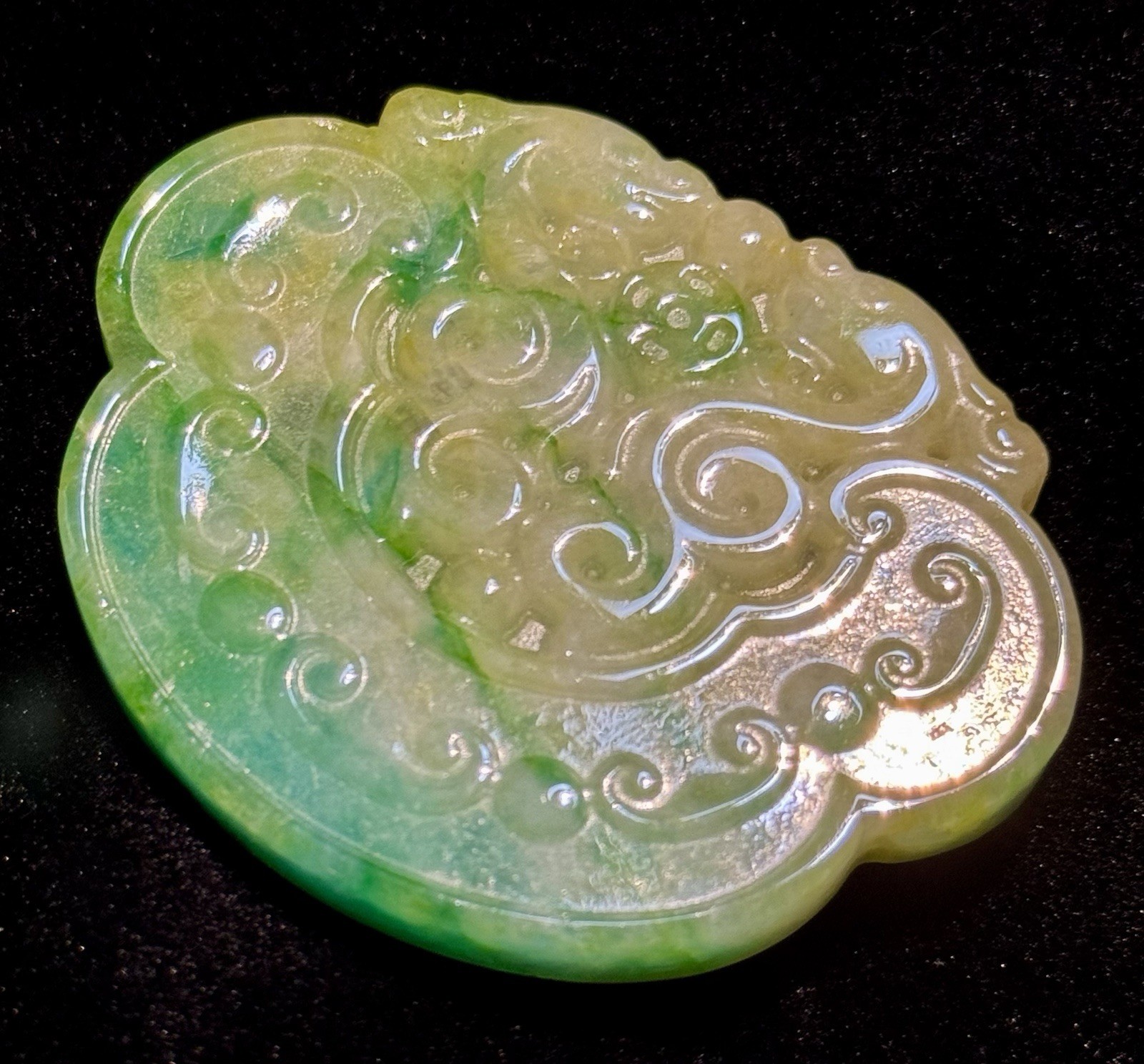 SUBLIME NATURAL BURMESE JADEITE JADE A EMERALD GREEN CARVED RUYI LOCK PENDANT