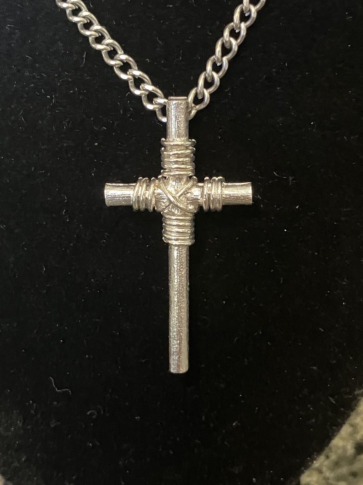 VINTAGE SILVER TONE CROSS NECKLACE FIGARO CHAIN CHRISTIAN 18″ 0.4oz
