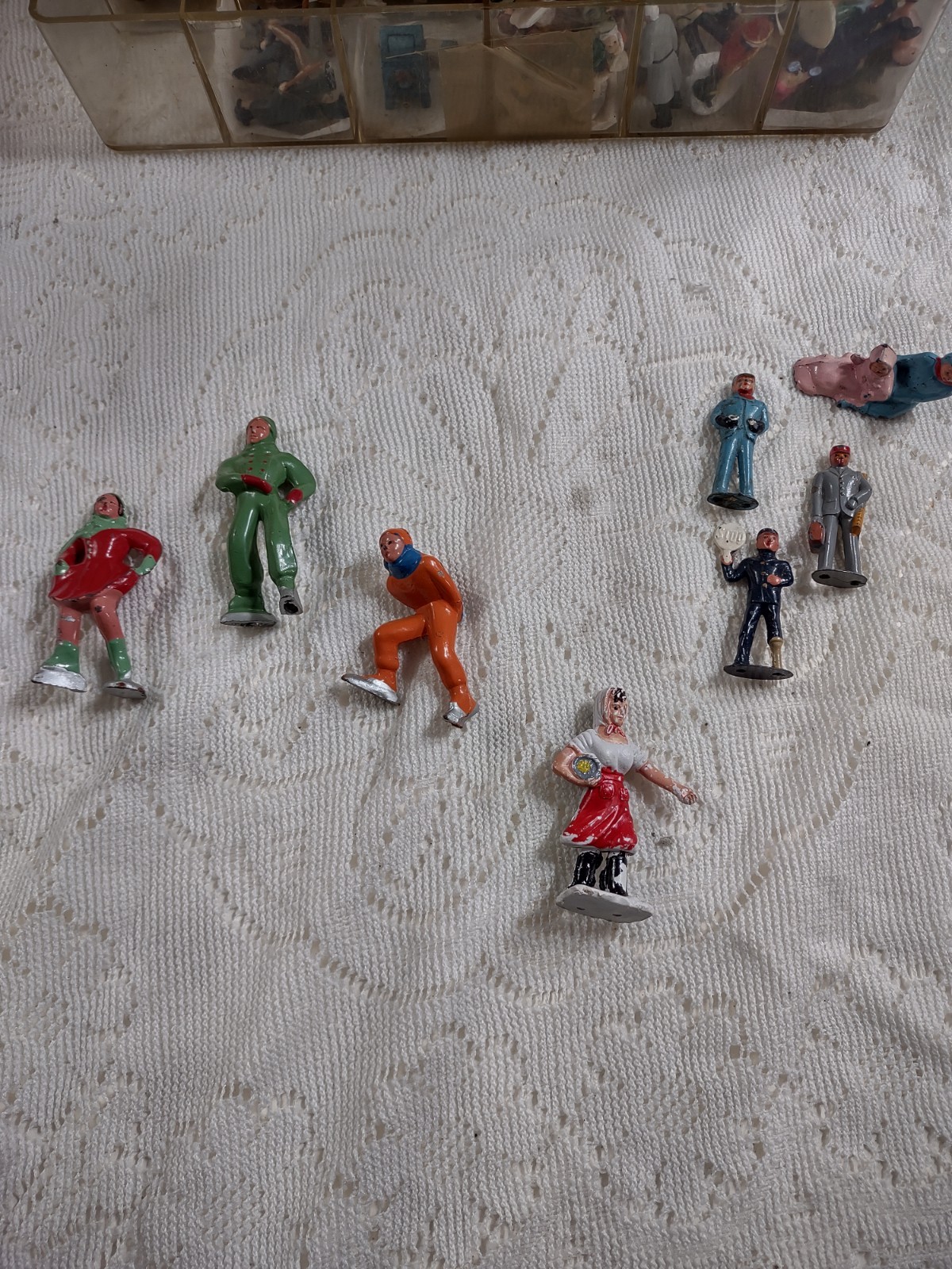 8 Vintage Barclay’s Lead Figures And Others 1″-2.5″ Skaters Train Figures Enamel