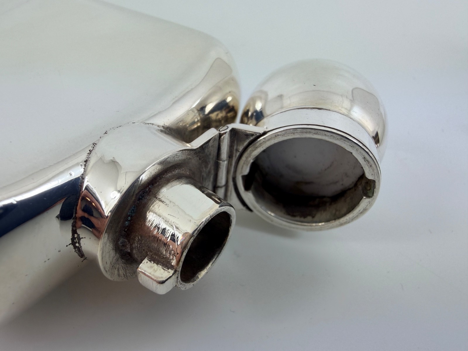 SOLID STERLING SILVER HANDSOME VICTORIAN PLAIN HIP FLASK LONDON 1894 184G