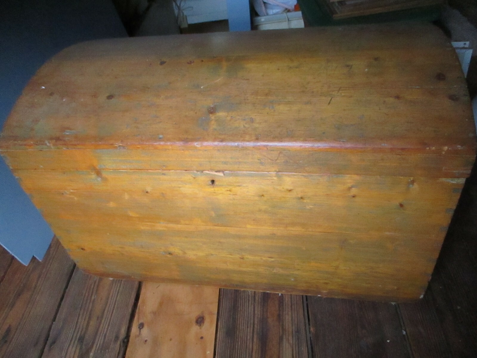 Antique trrunk Pine, Dome Top 37 1/2″ x 22 1/2″ x 21″ Deep