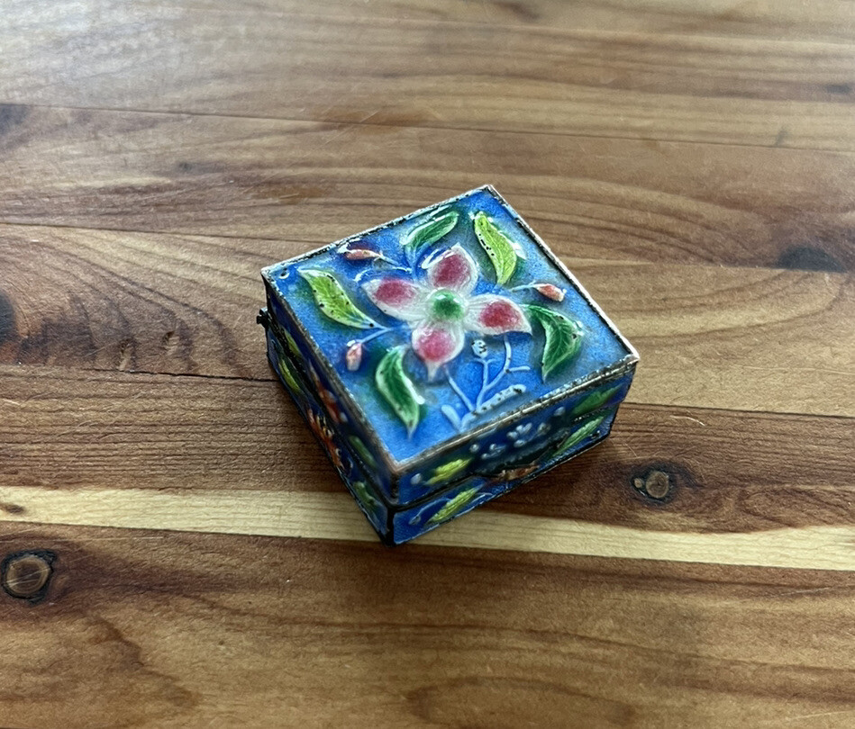 VINTAGE CHINESE Export Blue Flower SMALL PILL TRINKET BOXES ENAMEL
