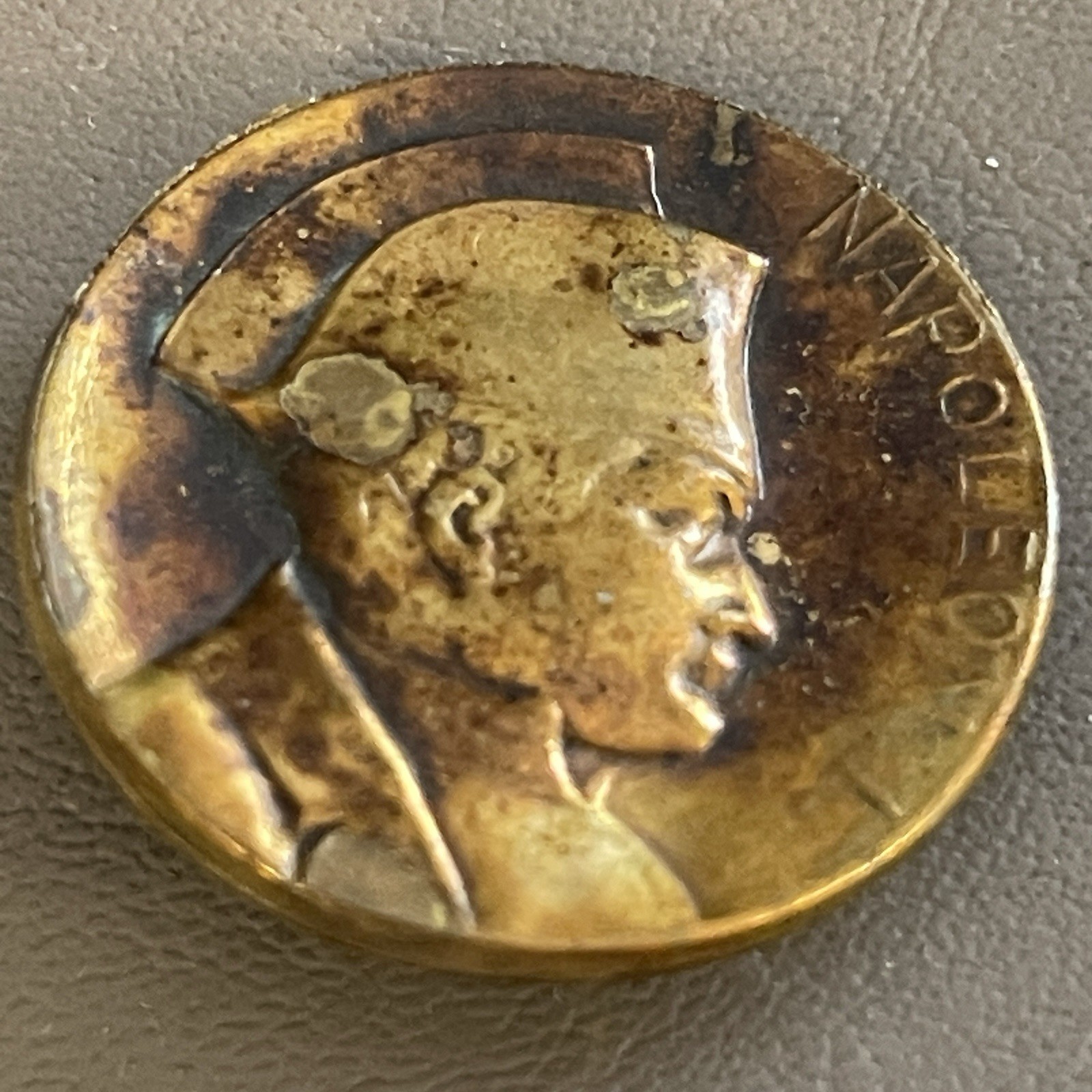 ANTIQUE STAMPED BRASS BUTTON NAPOLEON 1 PROFILE VIEW