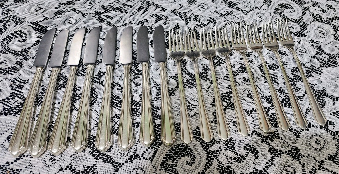 👌16 PIECE/ 8 PLACE c1929 CHARM SILVERPLATE GRILLE/ VIANDE KNIFE & FORK SETS 🥩