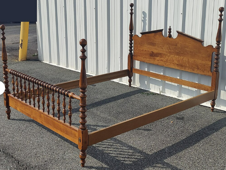 Ethan Allen Heirloom Nutmeg Maple Queen Colonial Four Poster Pediment Bedframe