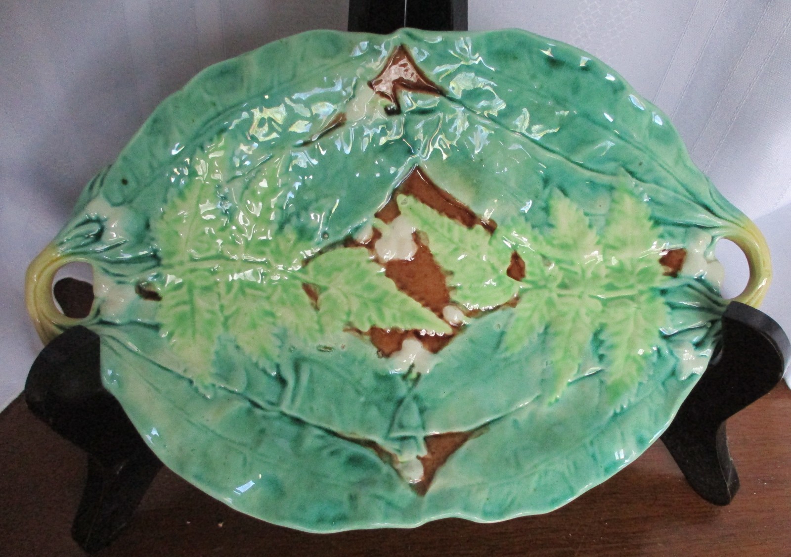 ANTIQUE ESTATE MAJOLICA TWO HANDLED BOSTON FERN FOLIAGE FOOTED TRAY