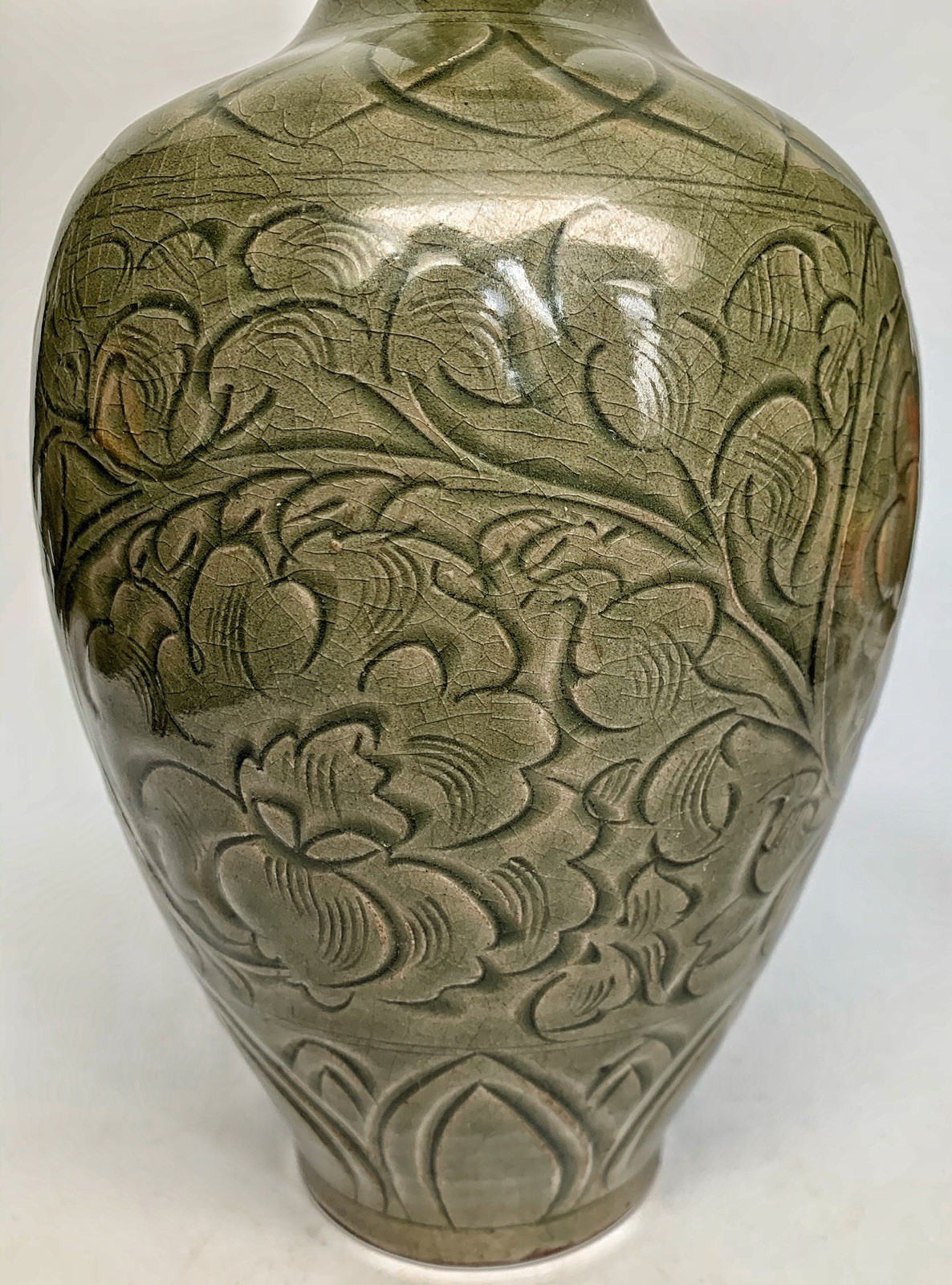 耀州窑《刻花牡丹纹盘口瓶》（高33.5腹14口8底7.5cm）