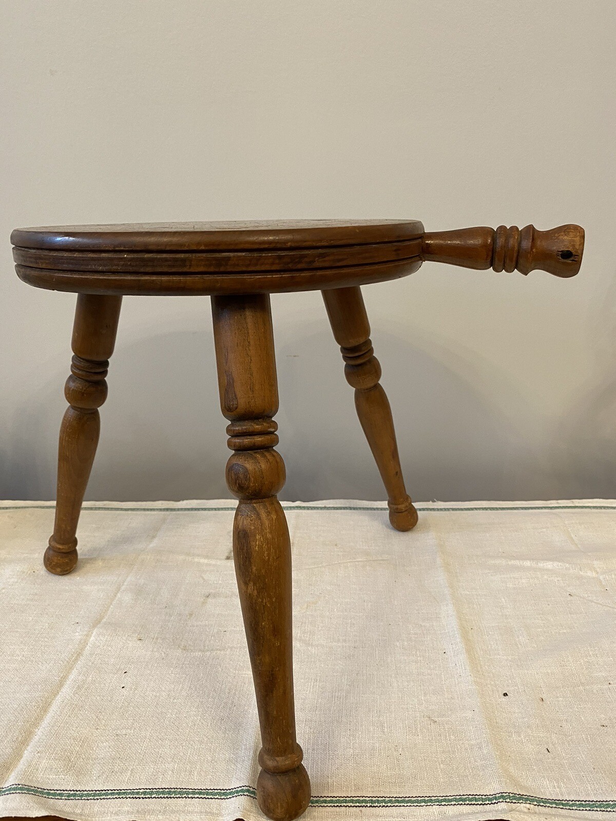 Vtg 3 Legged Round Seat Wooden Farm Country Tripod MILKING Stool w Handle