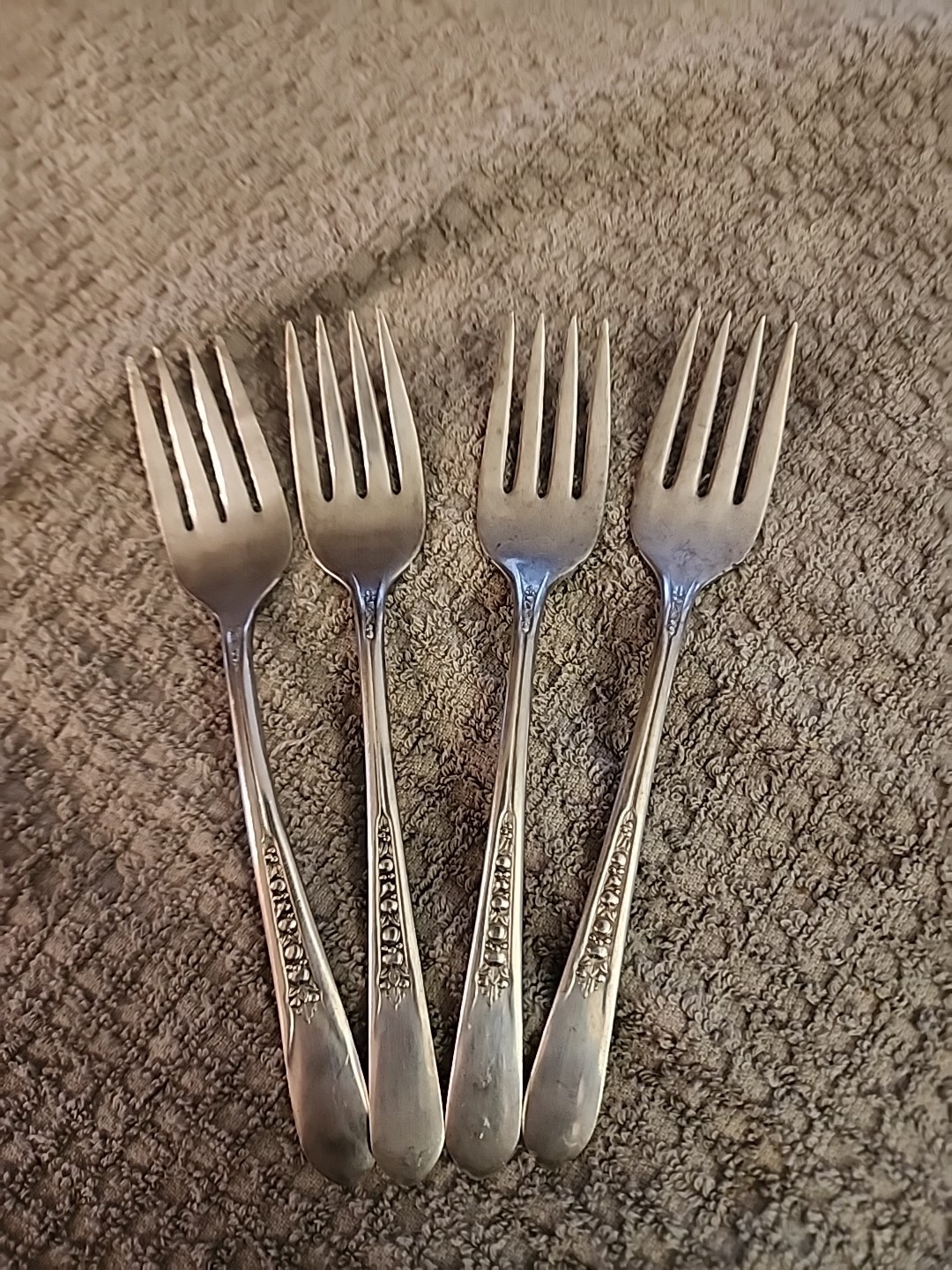 Set of 4 Wm Rogers PRISCILLA -LADY ANN Silverplate Salad Forks – Nice Condition
