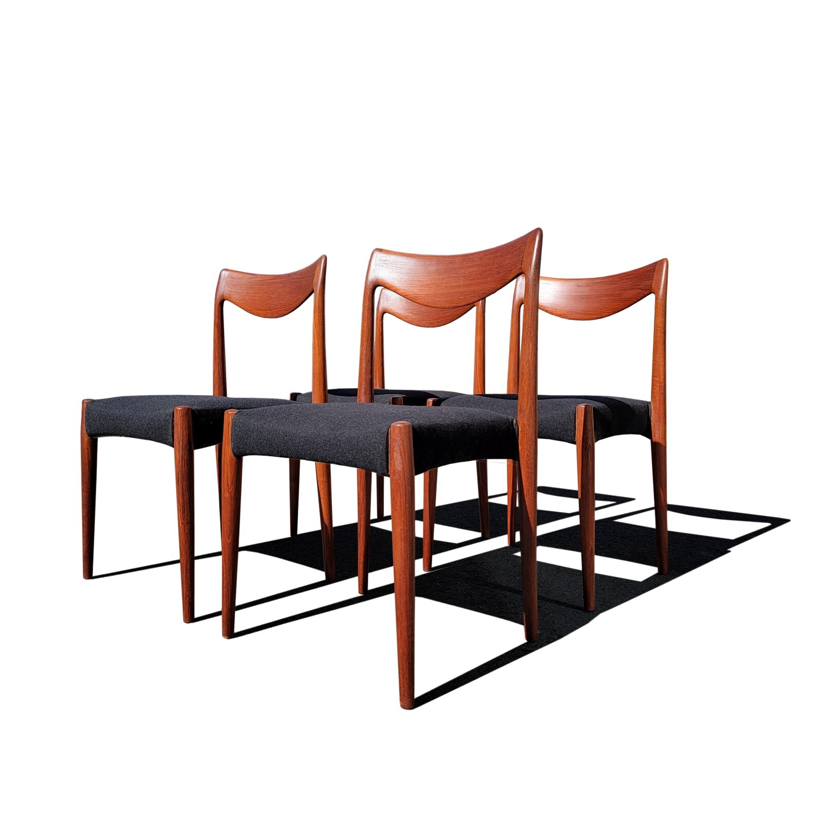 A set of 4 Danish mid-century modern Moller 77 dining chairs.