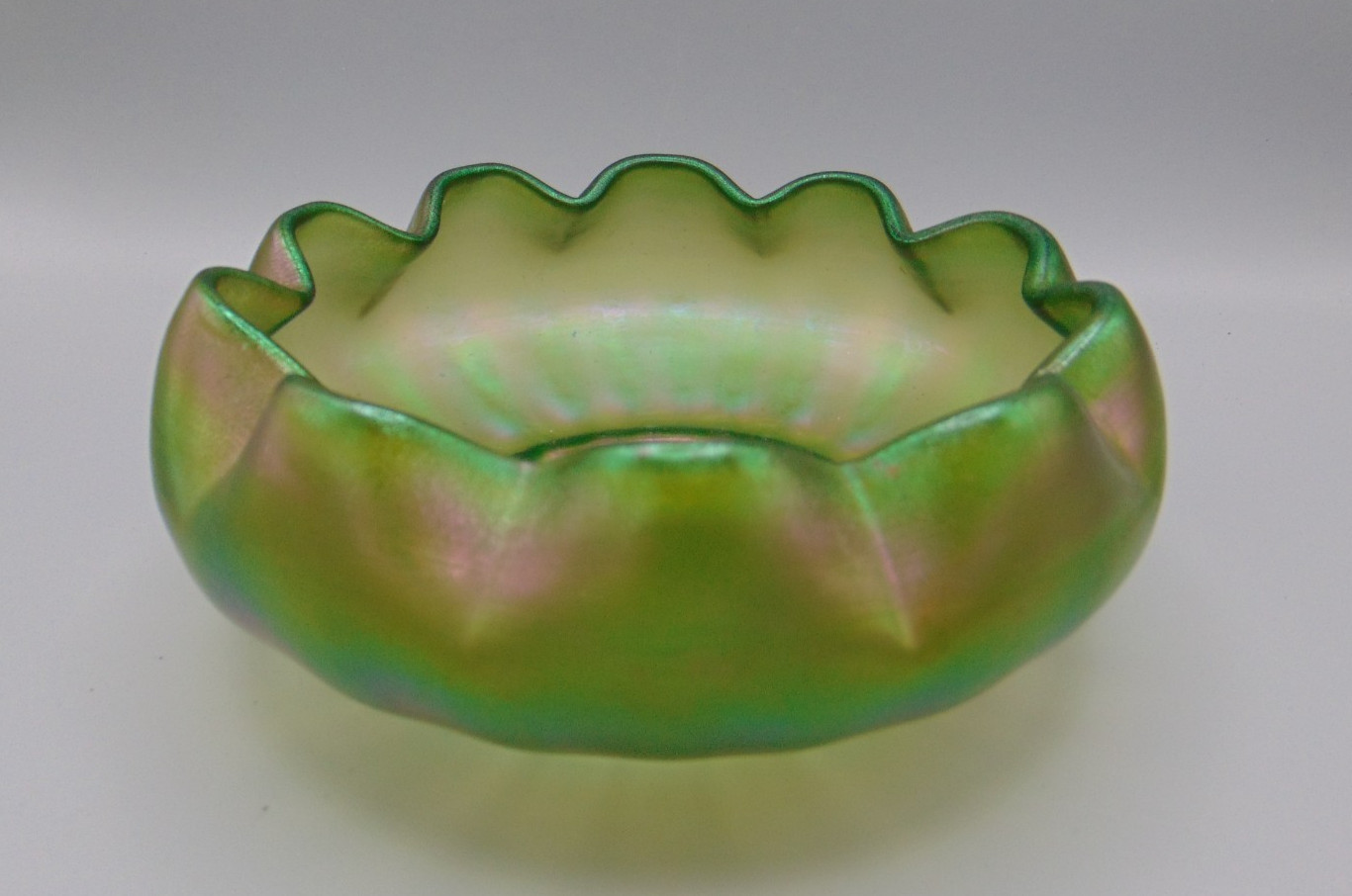 BEAUTIFUL ANTIQUE LOETZ ART NOUVEAU IRIDESCENT GREEN GLASS BOWL