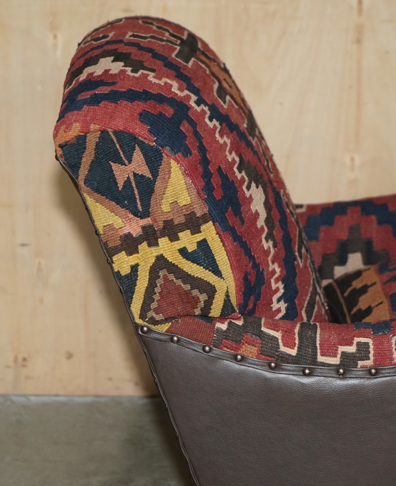 LOVELY GEORGE SMITH OF CHELSEA KILIM & DARK BROWN LEATHER HOWARD STYLE ARMCHAIR