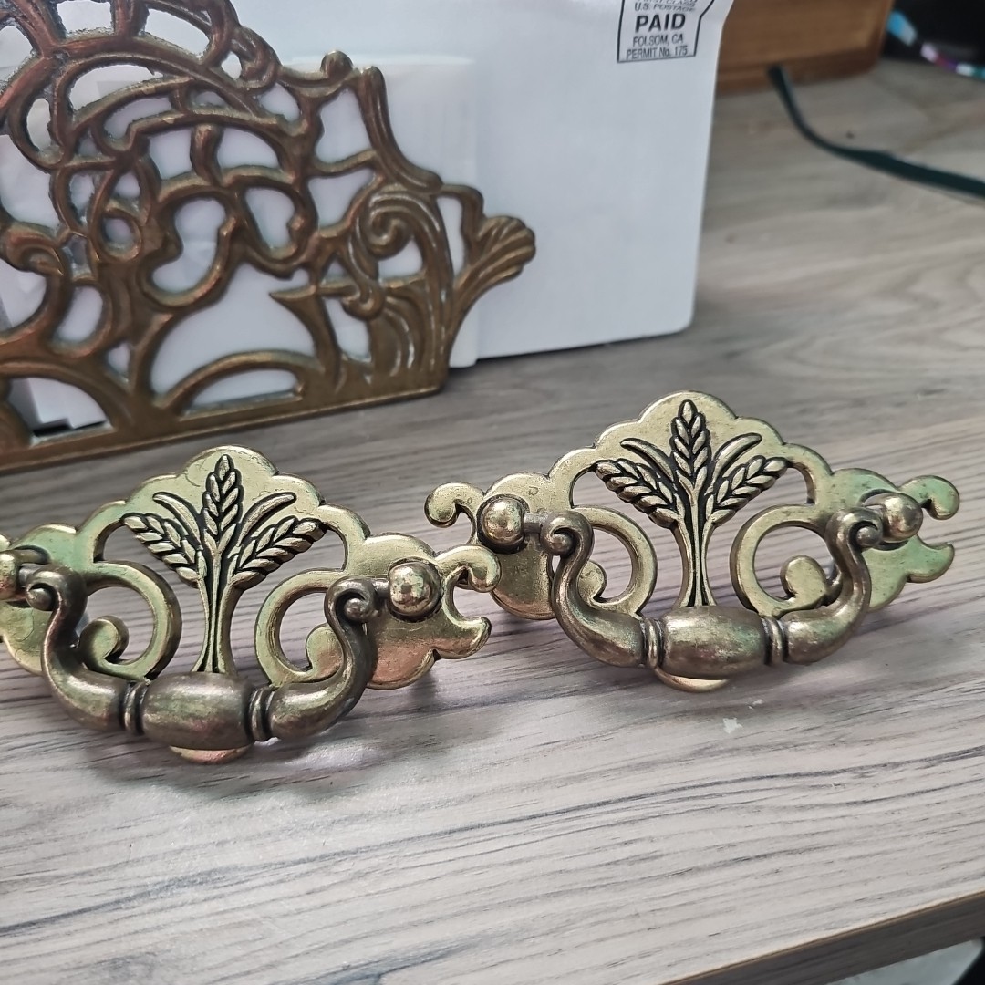 Lot Of 2 Vintage 1988 Cont. B P1024-0 B 1025 Brass Floral Drop Bail Drawer Pull