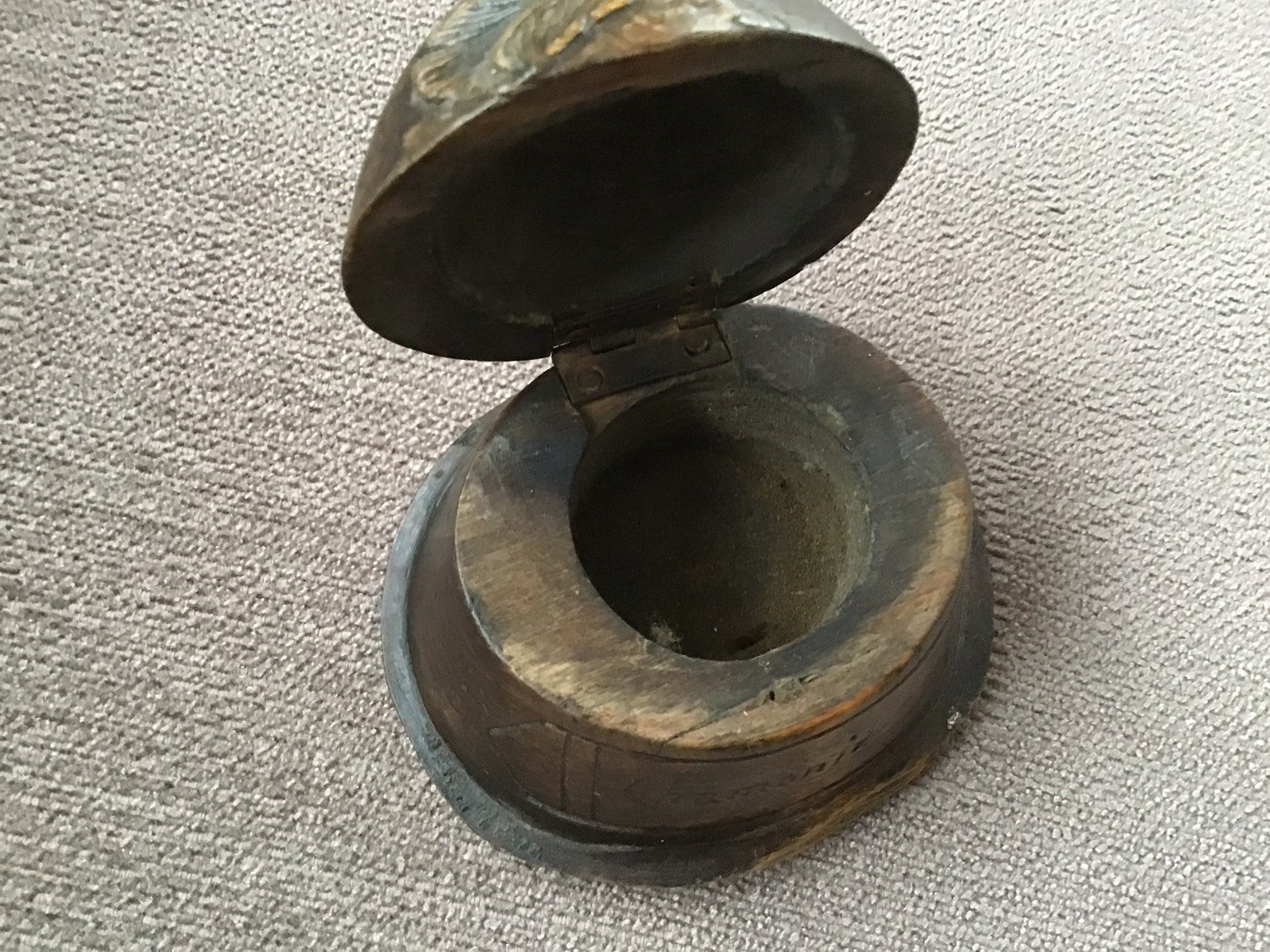 ANTIQUE BLACK FOREST CHAMONIX HAT HINGED INK WELL HOLDER.VGC.8×6.5×5.5.
