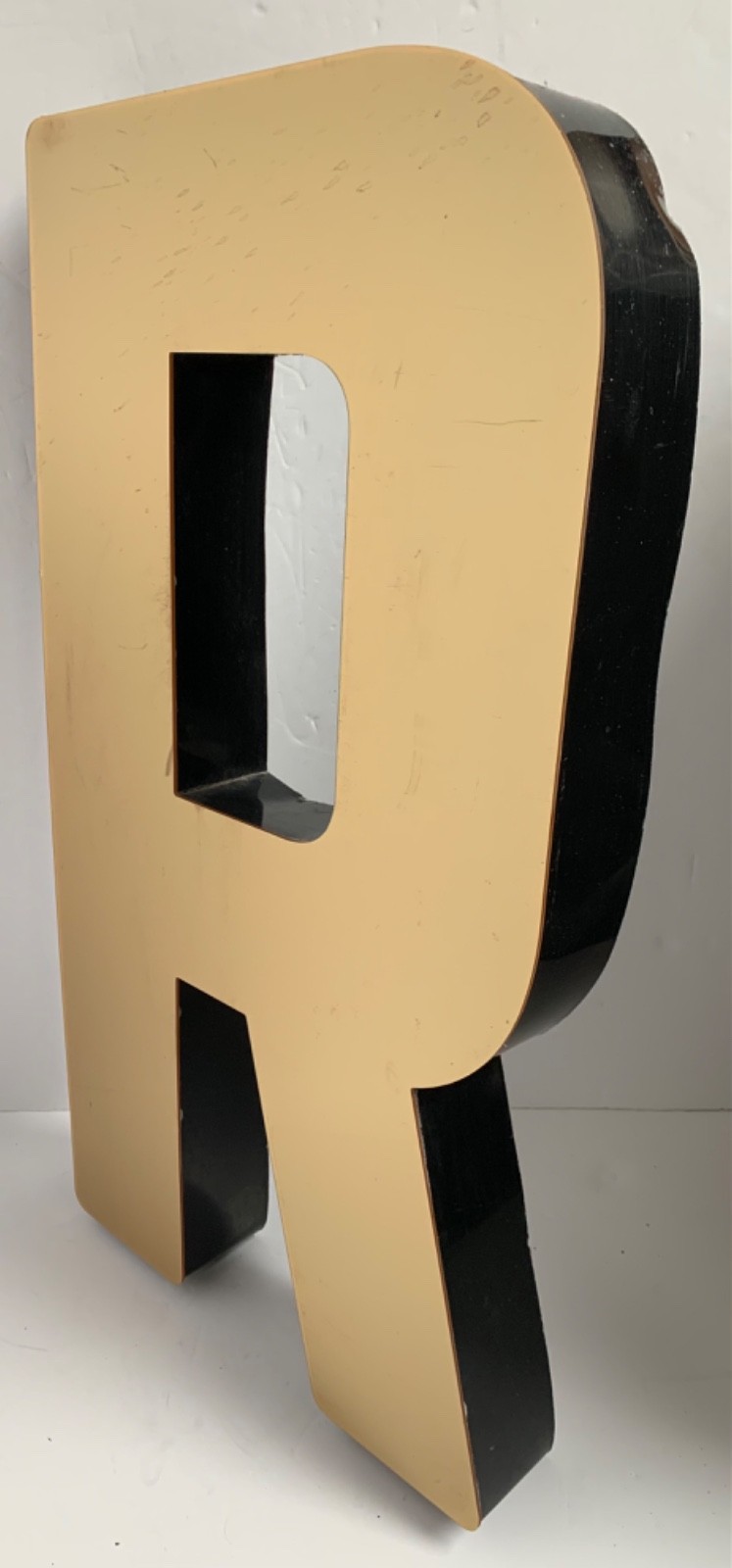 LARGE VINTAGE SHOP SIGN LETTER R / ARCHITECTURAL SALVAGE GOLD METAL FACTORY PUB