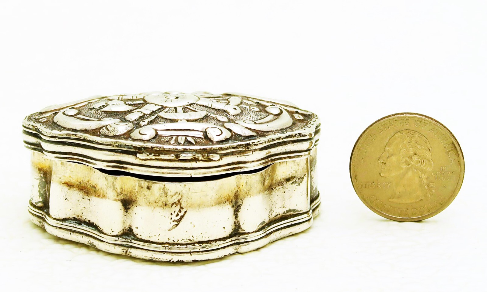 Solid Silver Ottoman Turkish snuff Box Repose Horns & Weapons with Tugrah mark