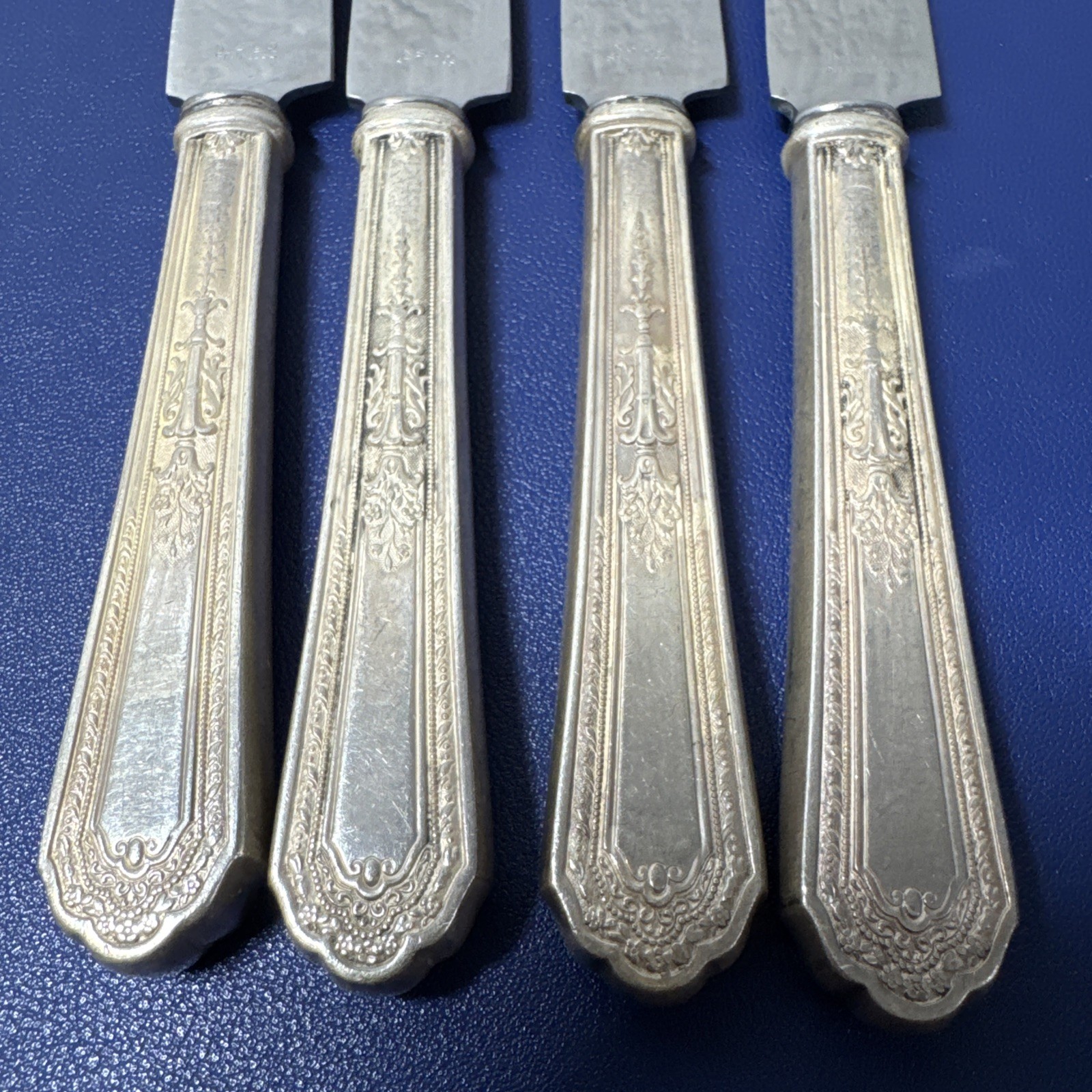 4 – Dinner knives – Holmes Edwards 1925 Silver Inlaid Super Plate “Romance”