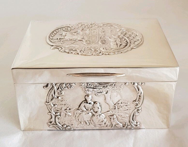 Sterling silver Trinket / Jewellery box. London 1905. By William Comyns & Sons
