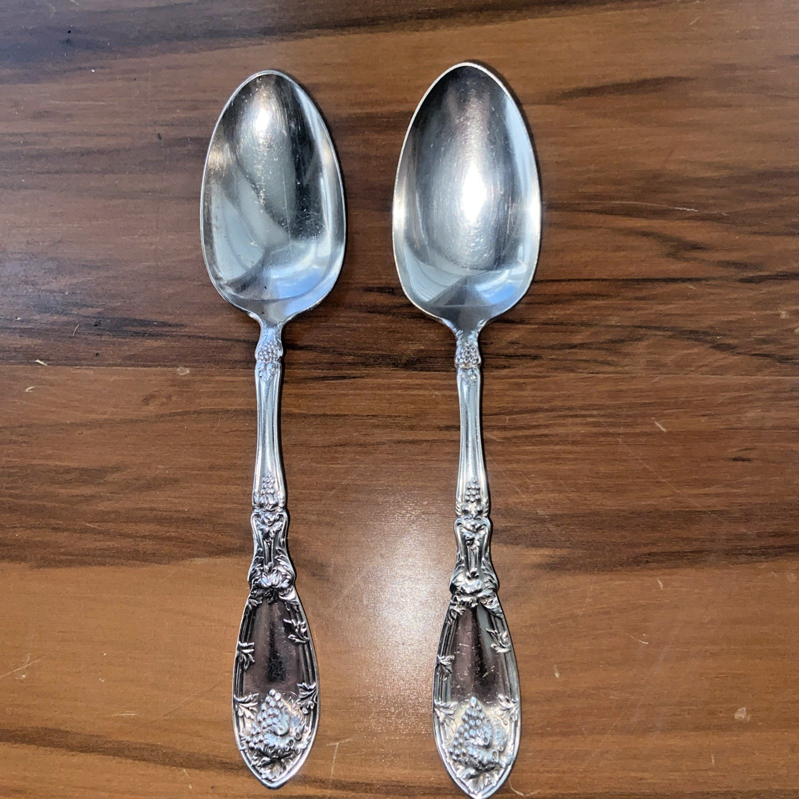 Oneida LA VIGNE lot of 2 Oval Spoon 8” Silverplate (1908) Grapes