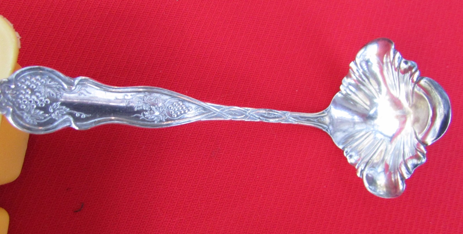 1906 Vineyard Grape Pattern Cream Ladle By Williams Bros Silver Plate 5 3/4″ Lg