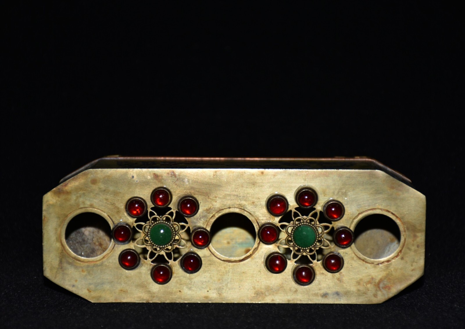 Pure copper inlaid with emerald, ruby, and incense box decoration
