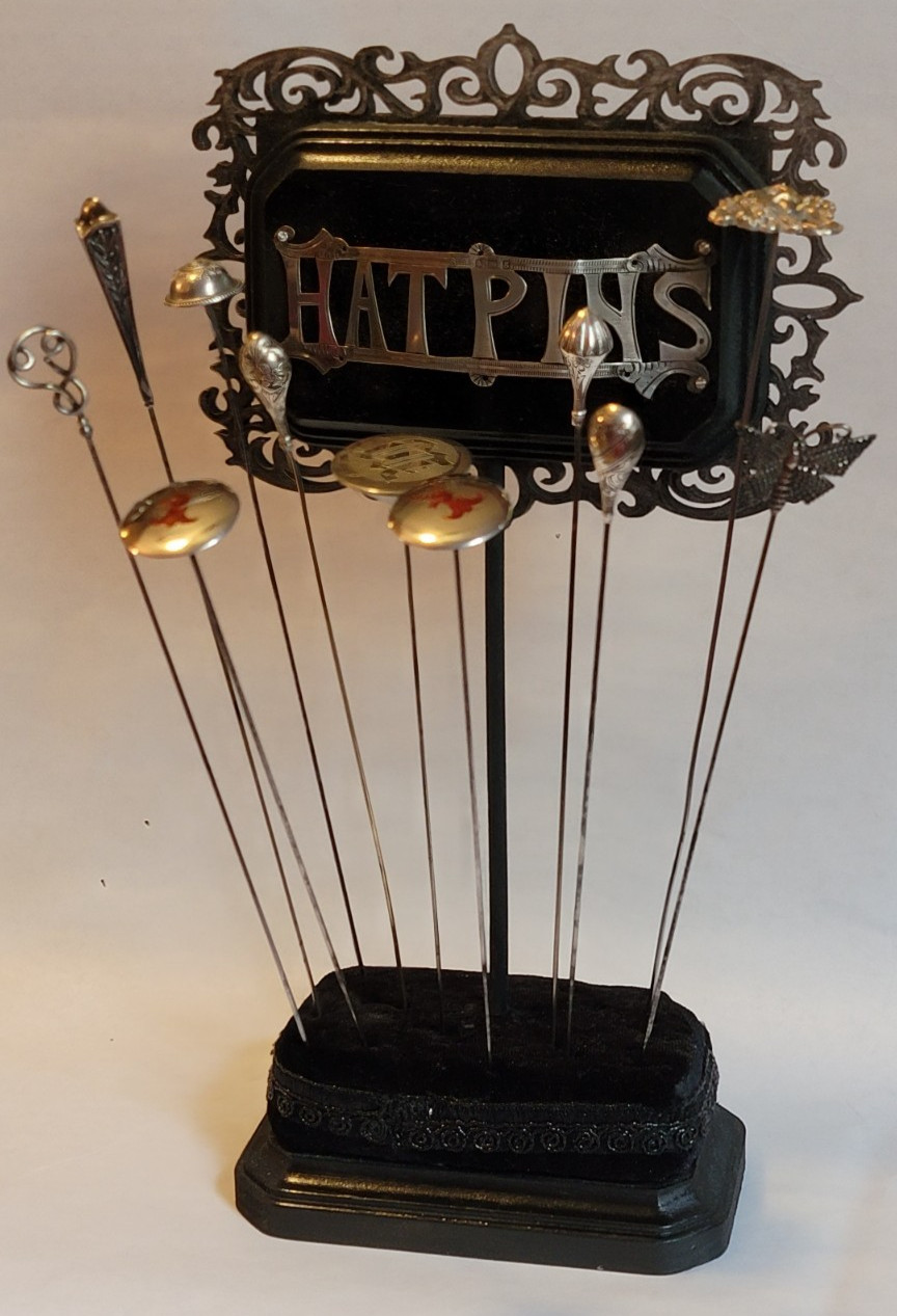 1906 REYNOLDS & WESTWOOD HATPIN HOLDER SILVER CUTOUT “HATPINS” DOWEL/WOOD BASE