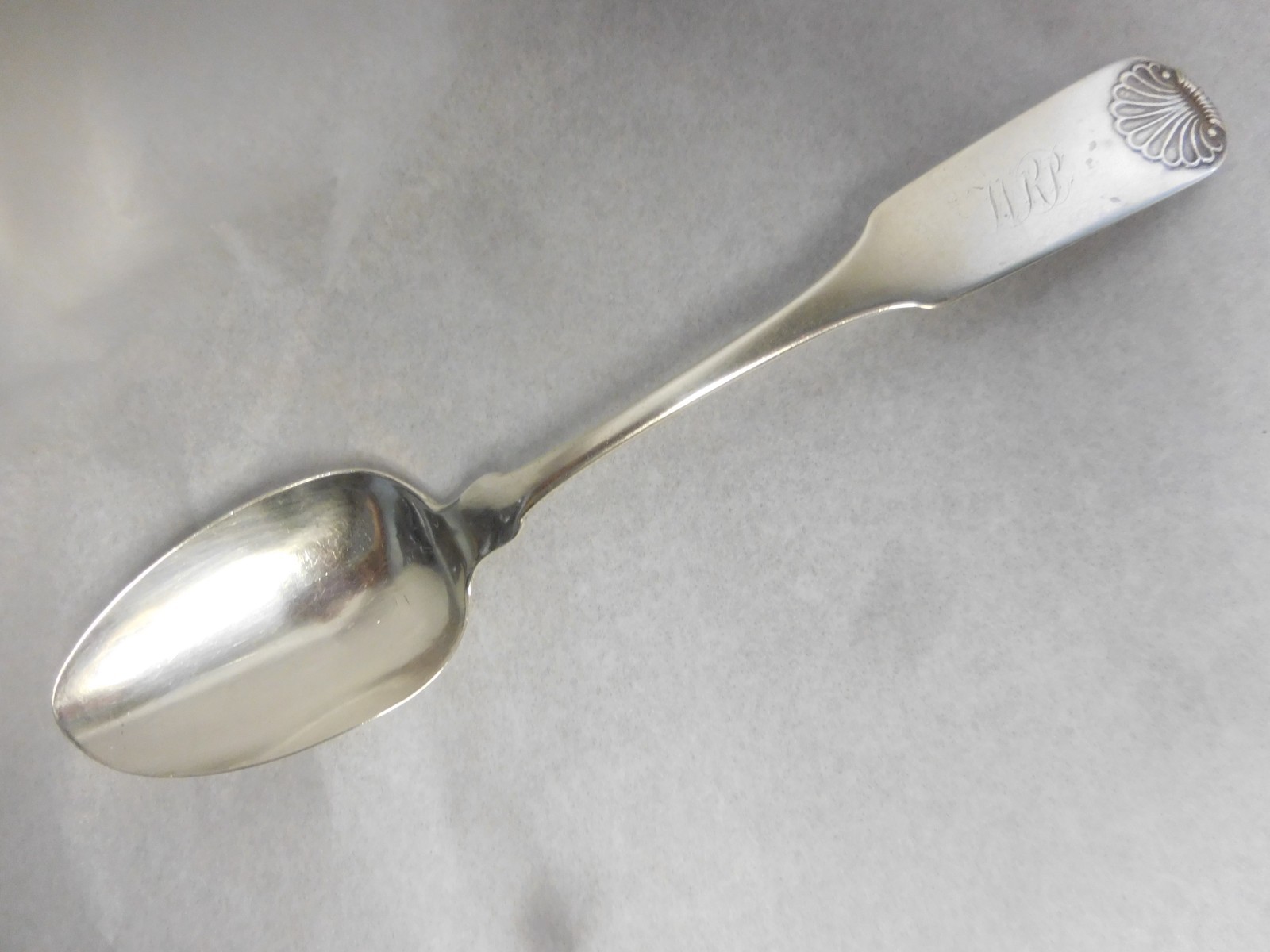 JOHN EWAN CHARLESTON SOUTH CAROLINA c1830 COIN SILVER FIDDLE SHELL TABLESPOON