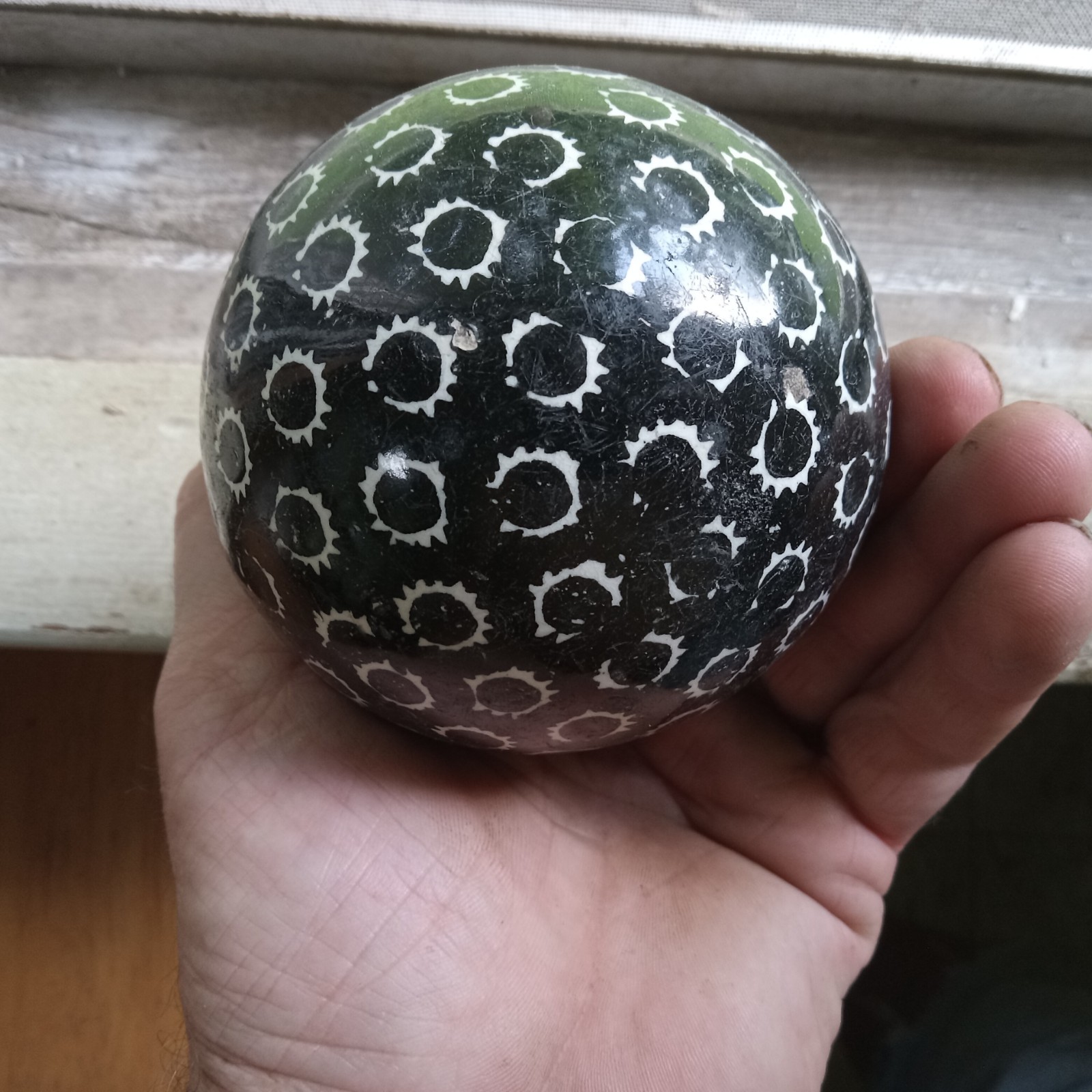 1800s BLACK GLAZED HEAVY POTTERY ENGLISH CARPET BALL 3 7/8″ SHINING SUN PATTERN
