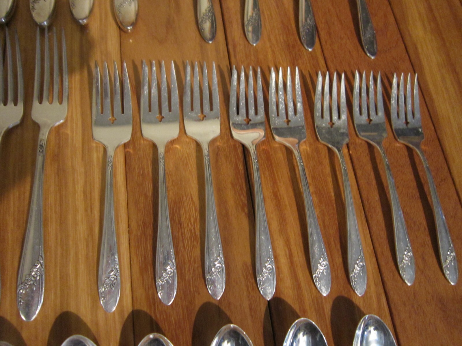 SILVERWARE Tudor Plate QUEEN BESS ll Pattern Oneida Community 36 PIECES #T20