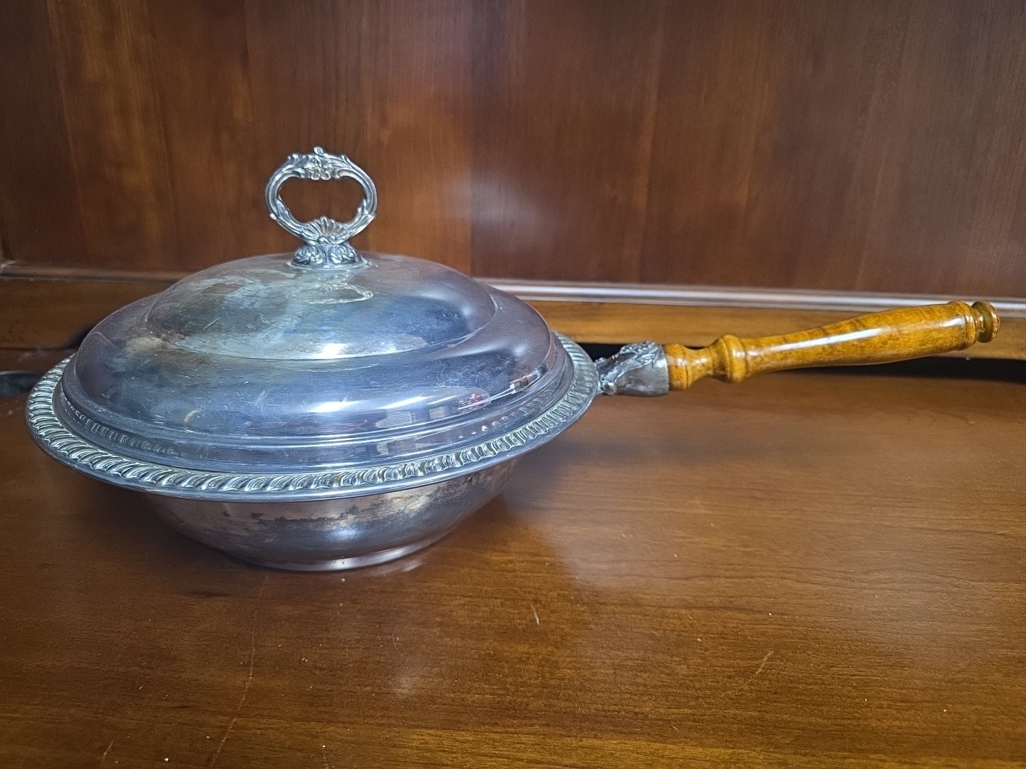 Silver Plate Wood Handle Chafing Pan Dish Set With Lid
