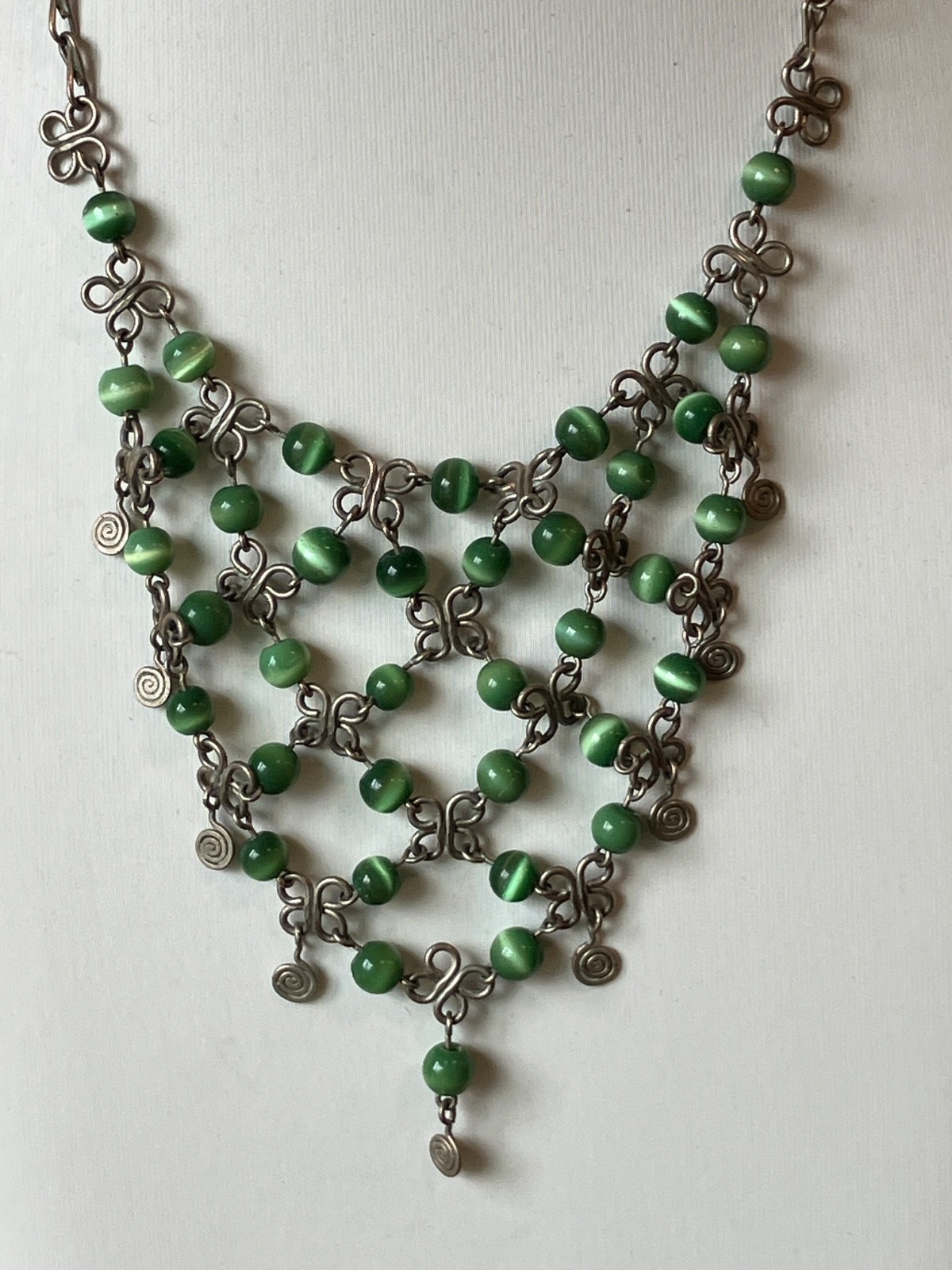 VINTAGE GREEN CAT’S EYE GLASS BEAD BIB NECKLACE SILVER TONE BOHO 15″ 25G