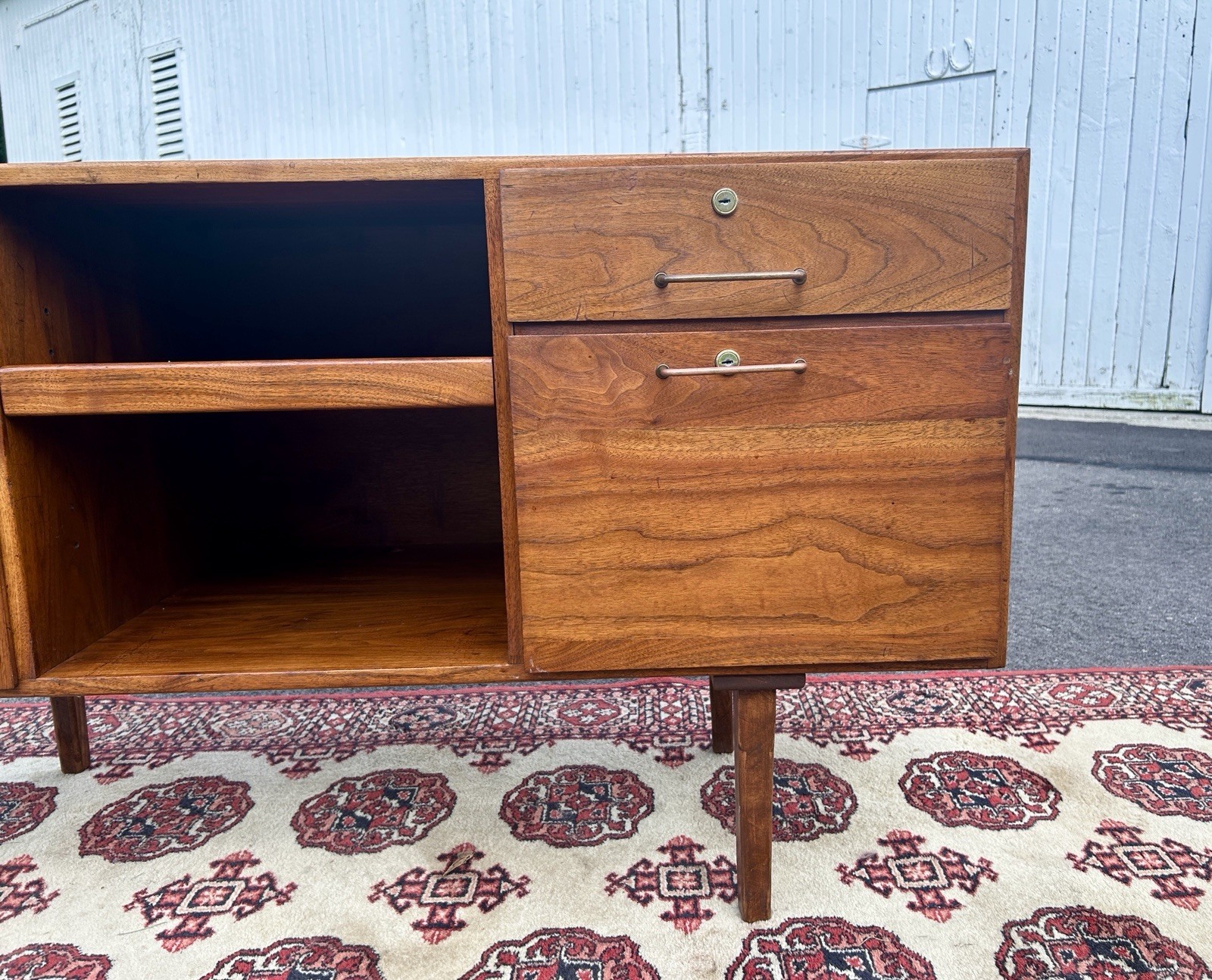 Mid Century Modern Jens Risom Walnut Credenza/Media Cabinet SHIP RATES N DSCRIPT