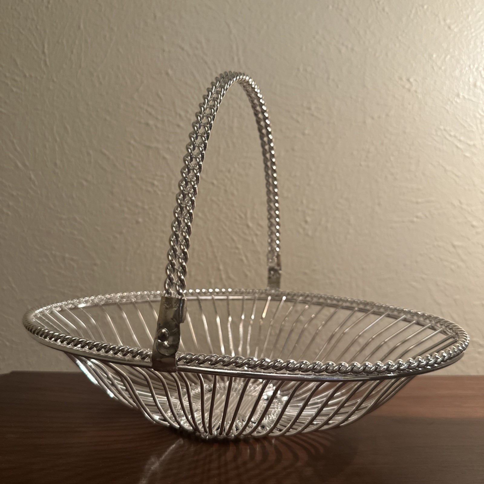 VINTAGE NEW SILVER PLATED WOVEN METAL WIRE FRUIT/BREAD SERVING BASKET