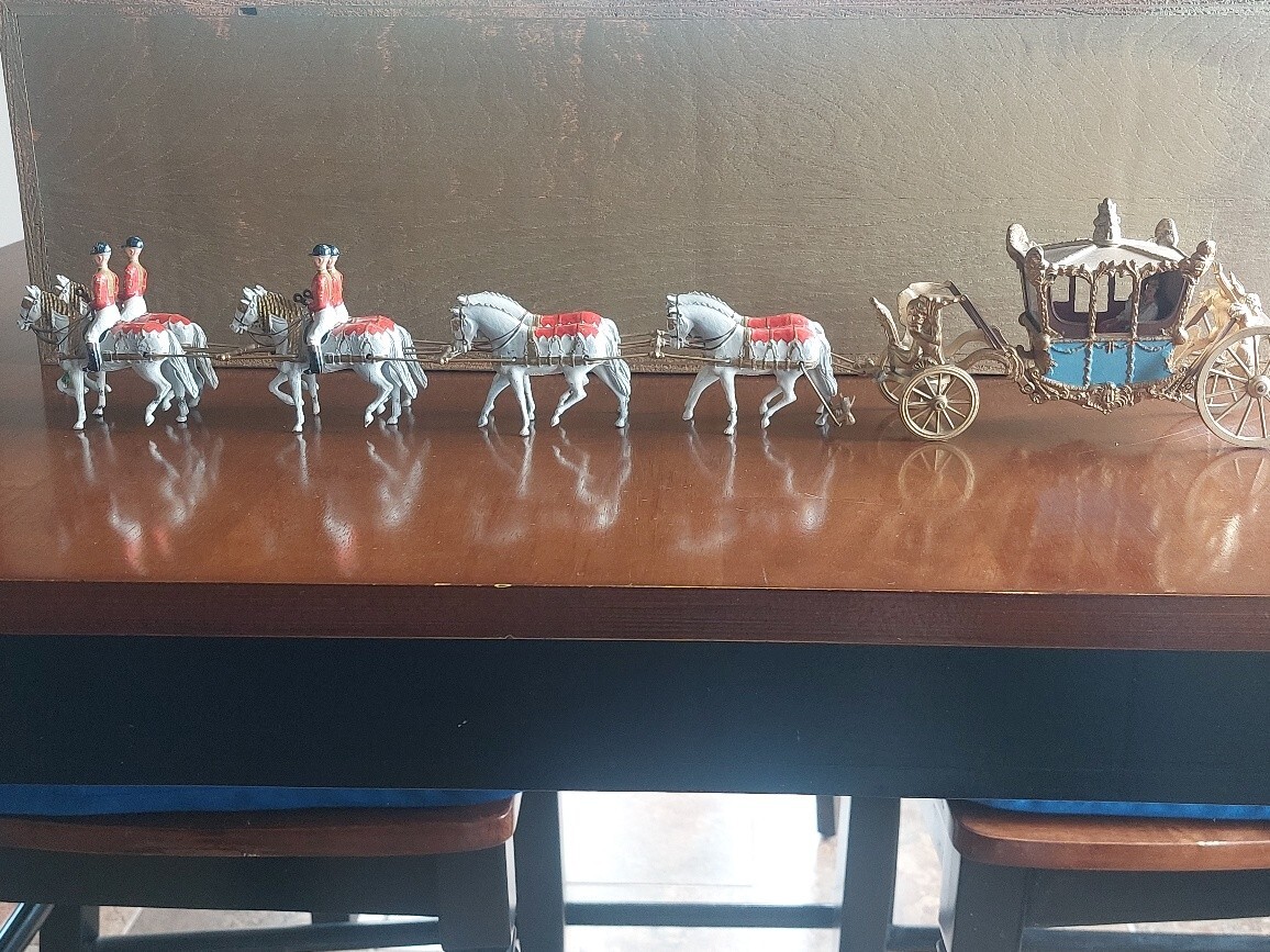 Britaine Gold and Blue Horse Drawn Carriage – Made in England