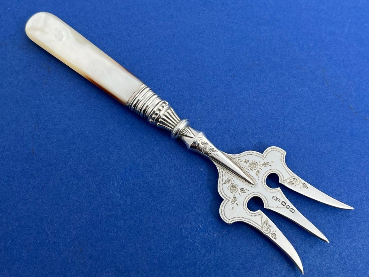 ANTIQUE VICTORIAN SOLID SILVER MOTHER OF PEARL LETTUCE FORK