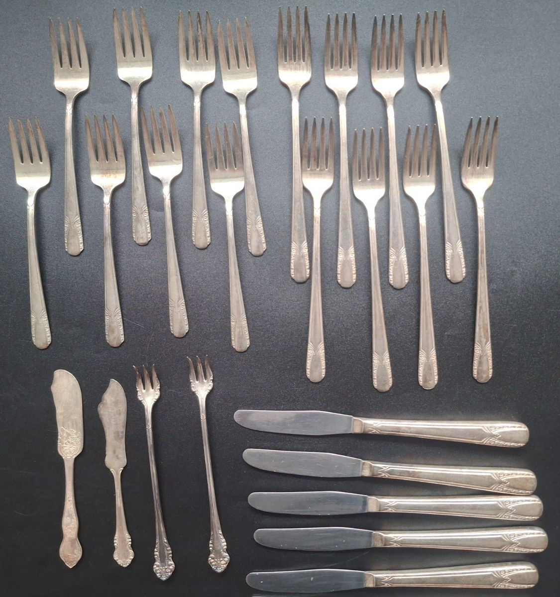 Mixed Lot of 26 Vintage Silverplate Flatware Knives and Forks 2.16 Pounds