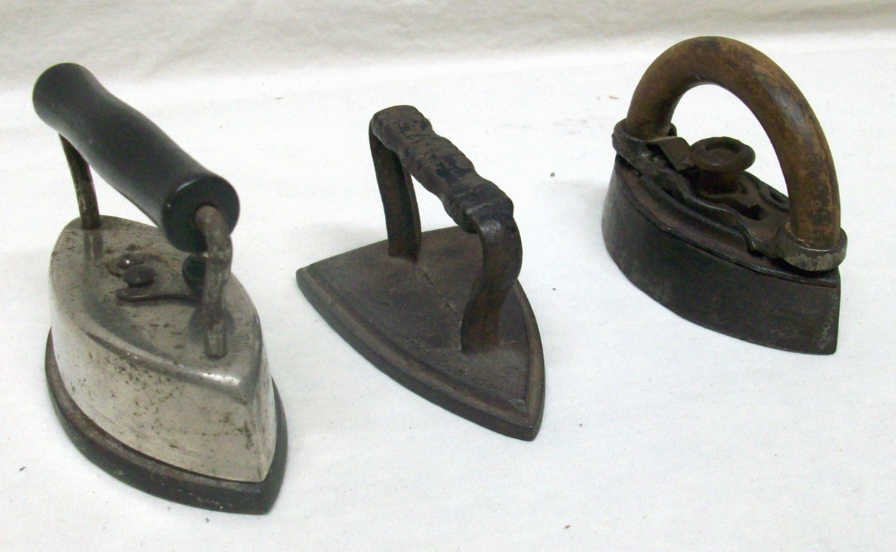 3 Small Antique Sad Irons “Dover” No. 912 w/Removeable Handle, Cast Iron 3-1/2″