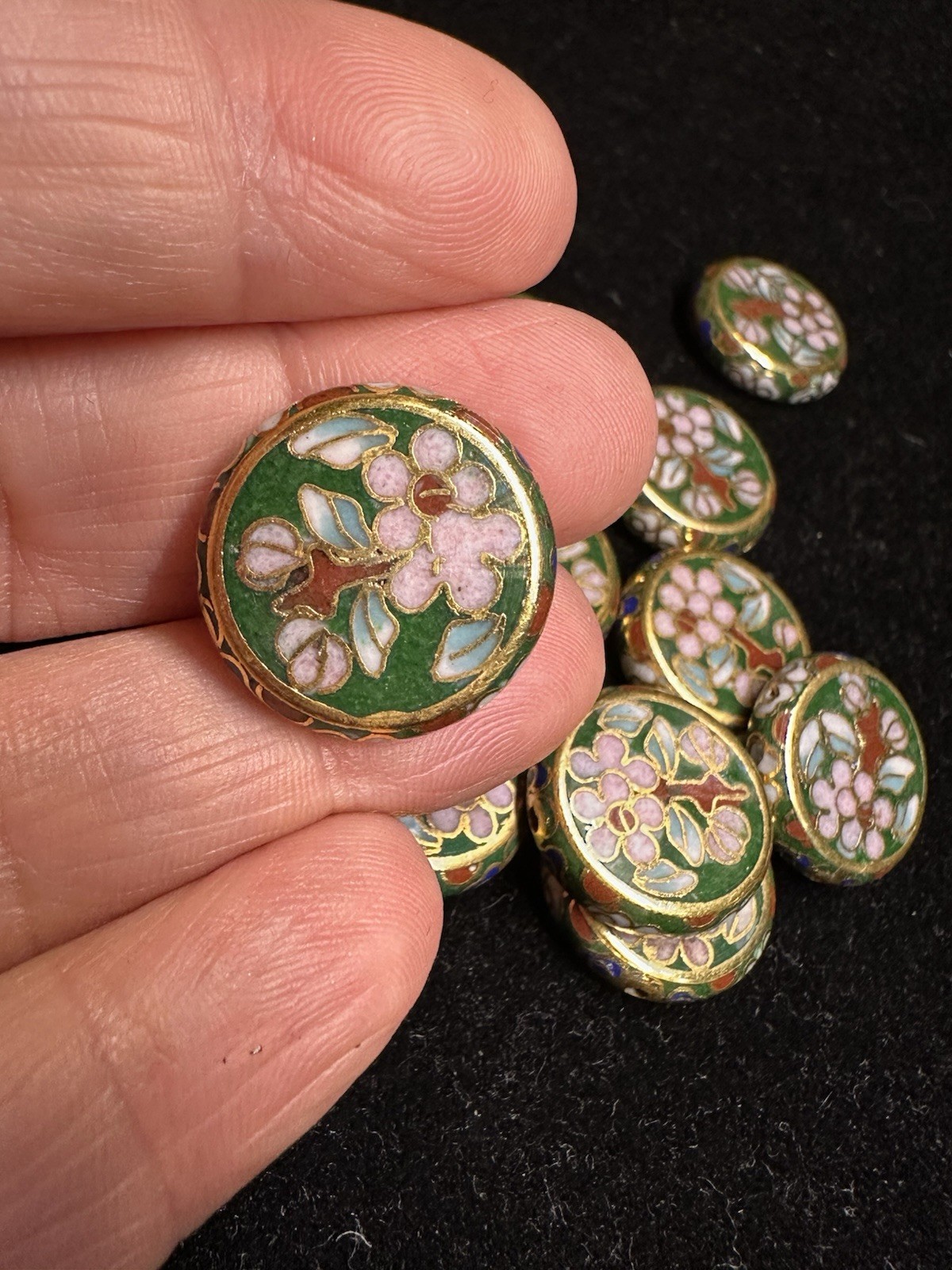ONE Vintage Chinese Enamel Cloisonne Green Bead Flowers Round Flat Coin 18mm