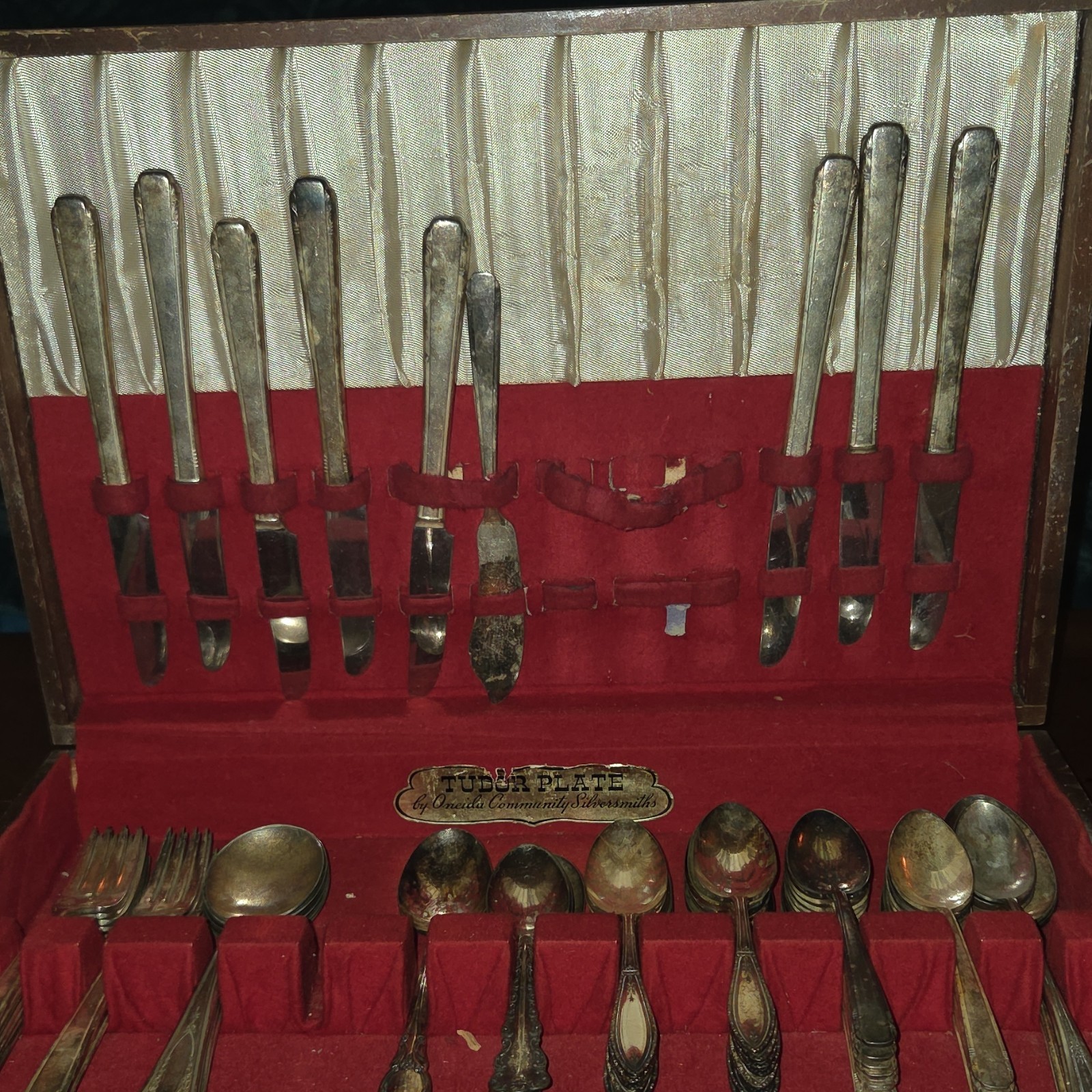 Oneida Community Silversmiths Tudor Plate Silverplate Flatware Set