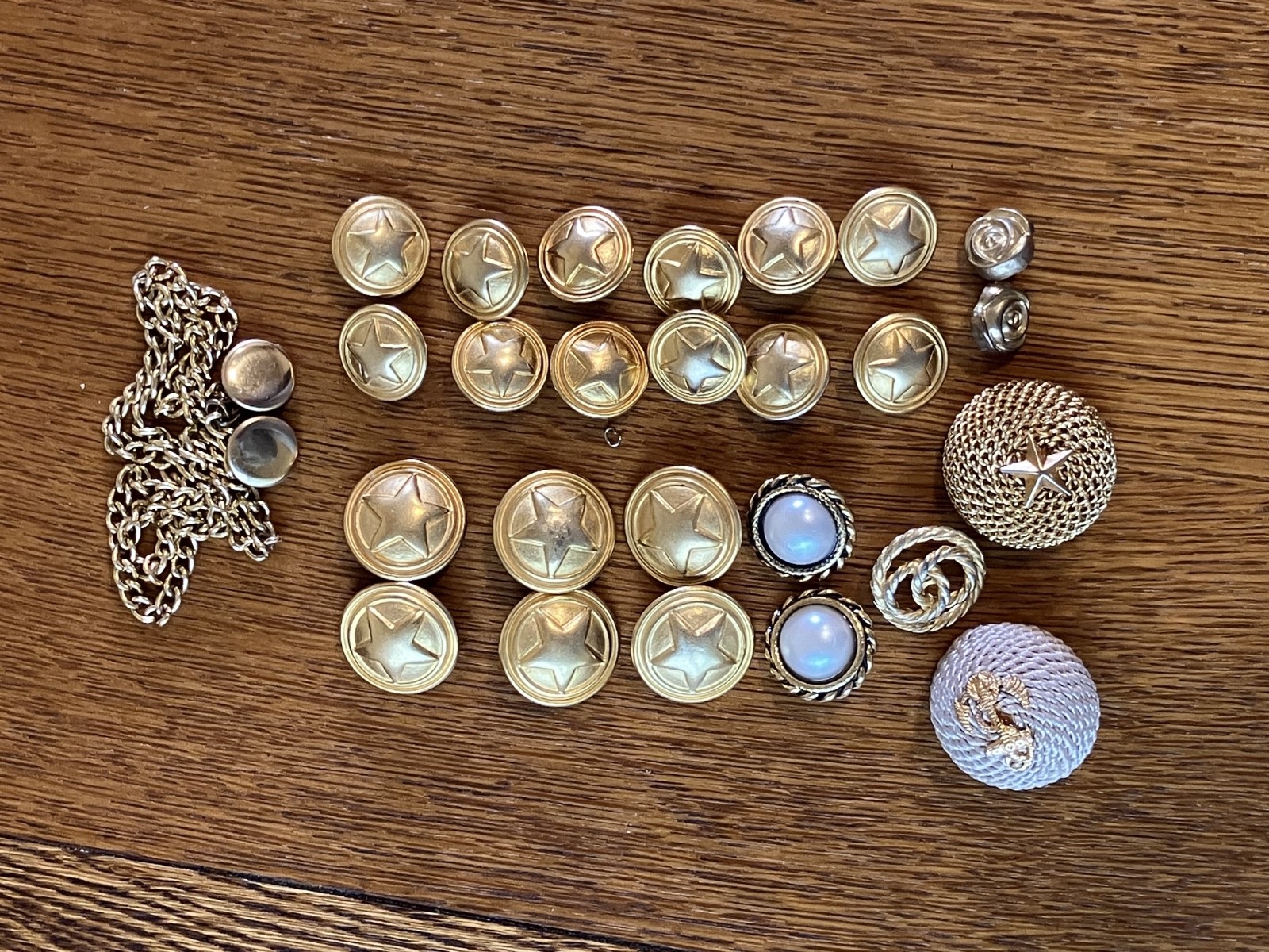 VINTAGE LOT OF 26 GOLD TONE BUTTONS, STAR MILITARY NAUTICAL ANCHOR PEARL DOME