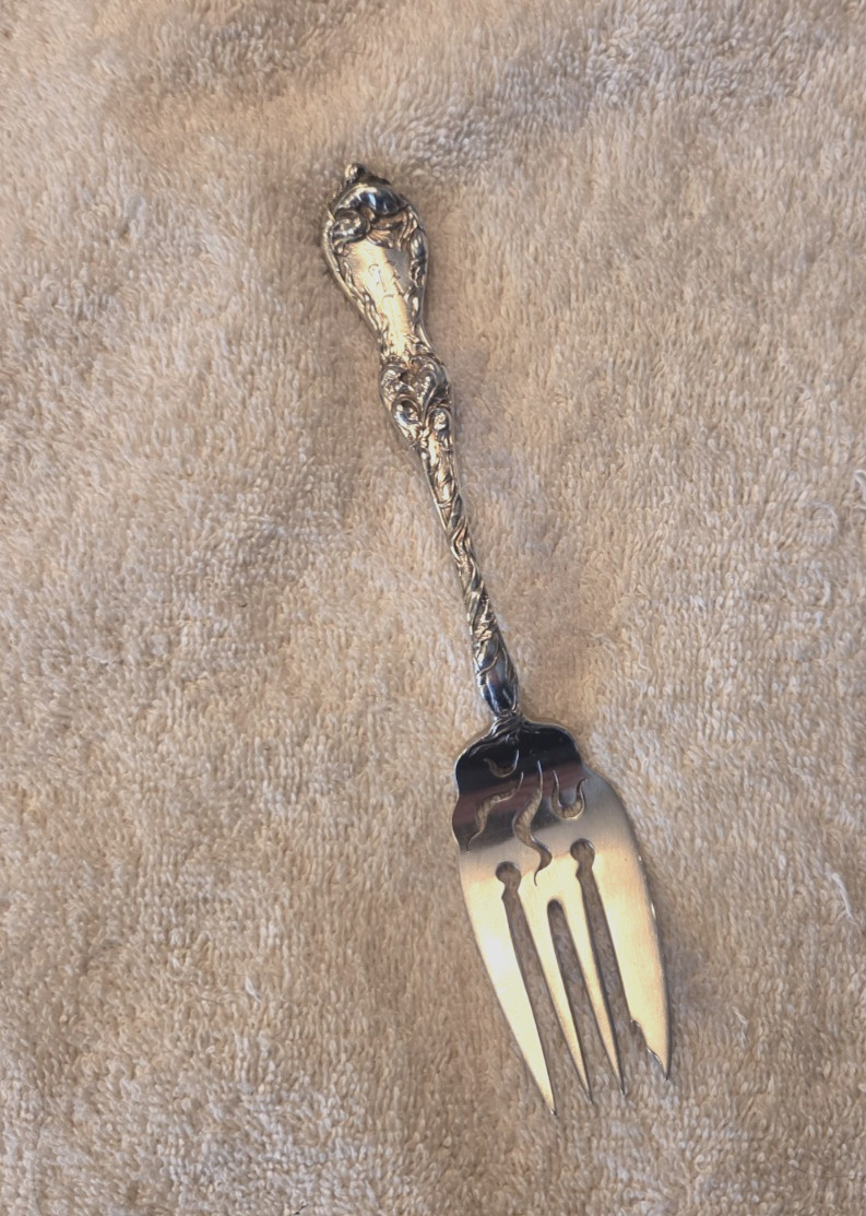 LES CINQ FLEUR Reed & Barton Sterling Silver MEAT FORK 7 1/4″ Gothic K monogram