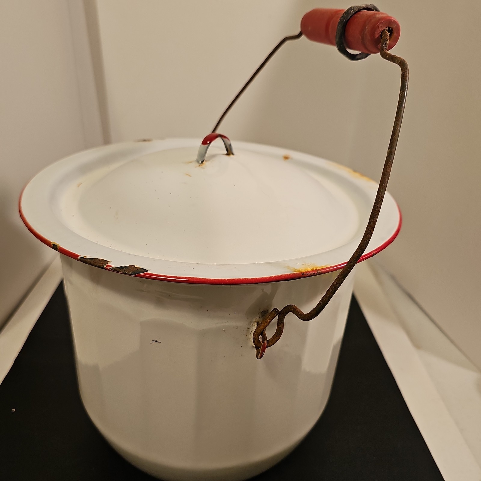 VTG Enamelware Chamberpot Bucket With Lid, Red Wood Handle Farm Decor 8.5″ x 10″