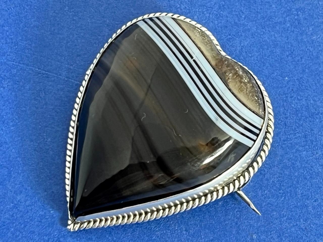 LARGE ANTIQUE VICTORIAN SCOTTISH SOLID SILVER BANDED AGATE LOVE HEART BROOCH