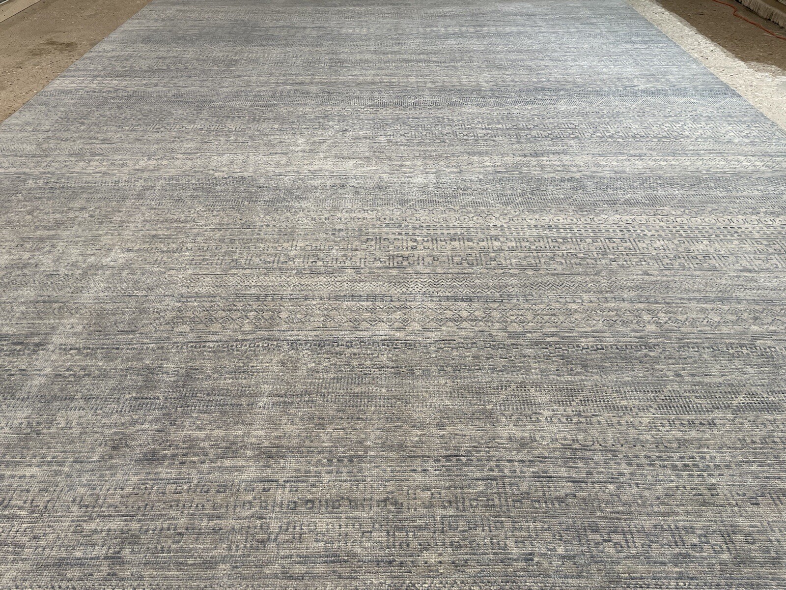 Marvelous Modern – Grass Design – Contemporary Neutral Rug – 12.9 x 20 ft.